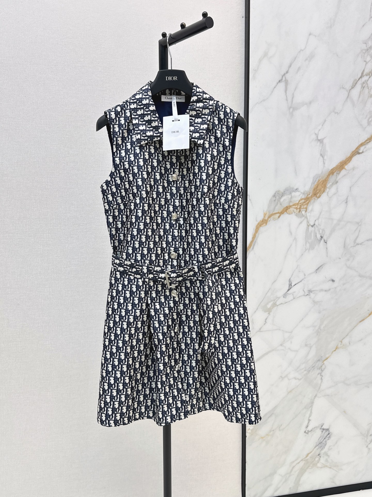 NO:878363,CD 26Ss————The latest spring and summer logo jacquard sleeveless dress has a super western style. The upper body is casually high-end and effortlessly fashionable. The overall design is simple and elegant. The silhouette is comfortable to wear. It is intellectual and atmospheric. It creates a cool and high-end feel. One color ready for sale sml,,skirts,19860909CD 26Ss————春夏最新款logo提花无袖连衣裙版型超洋气 上身就一整个不经意的高级 毫不费力的时髦 整体简约大方 廓形穿着舒适 知性大气 打造飒爽高级感 一色现货发售sml,,skirts,,Women's clothing
