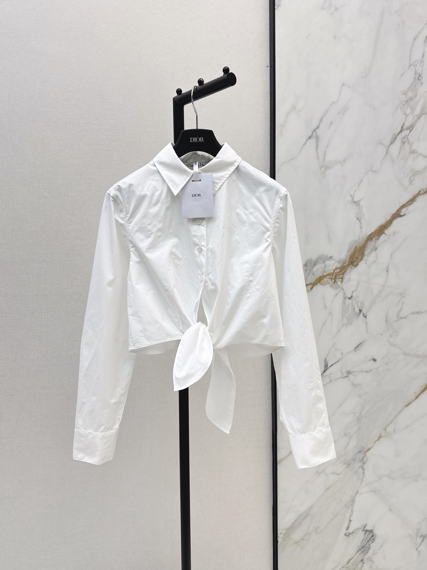 NO:878366,CD 26Ss————The latest white shirt with straps and waist for spring and summer. Made of pure cotton fabric. Short strap waist design to modify the waistline. Straight shoulder cut to enhance the shoulder line. Pinch seam details make the overall more refined. Lapel + long sleeves. Commuting. College style. Easy to control in daily life. Pair with high-waisted pants or skirts. Easily get the American old-money style. One color ready for sale smlxl,,skirts,shirts,19860909CD 26Ss————春夏最新款绑带收腰白衬衫 采用纯棉面料 短款绑带收腰设计 修饰腰线 正肩剪裁提升肩部线条 捏褶收缝细节让整体更精致 翻领+长袖 通勤 学院风 日常都能轻松驾驭 搭配高腰裤或裙装 轻松get美式老钱感穿搭风格 一色现货发售smlxl,,skirts,shirts,,Women's clothing