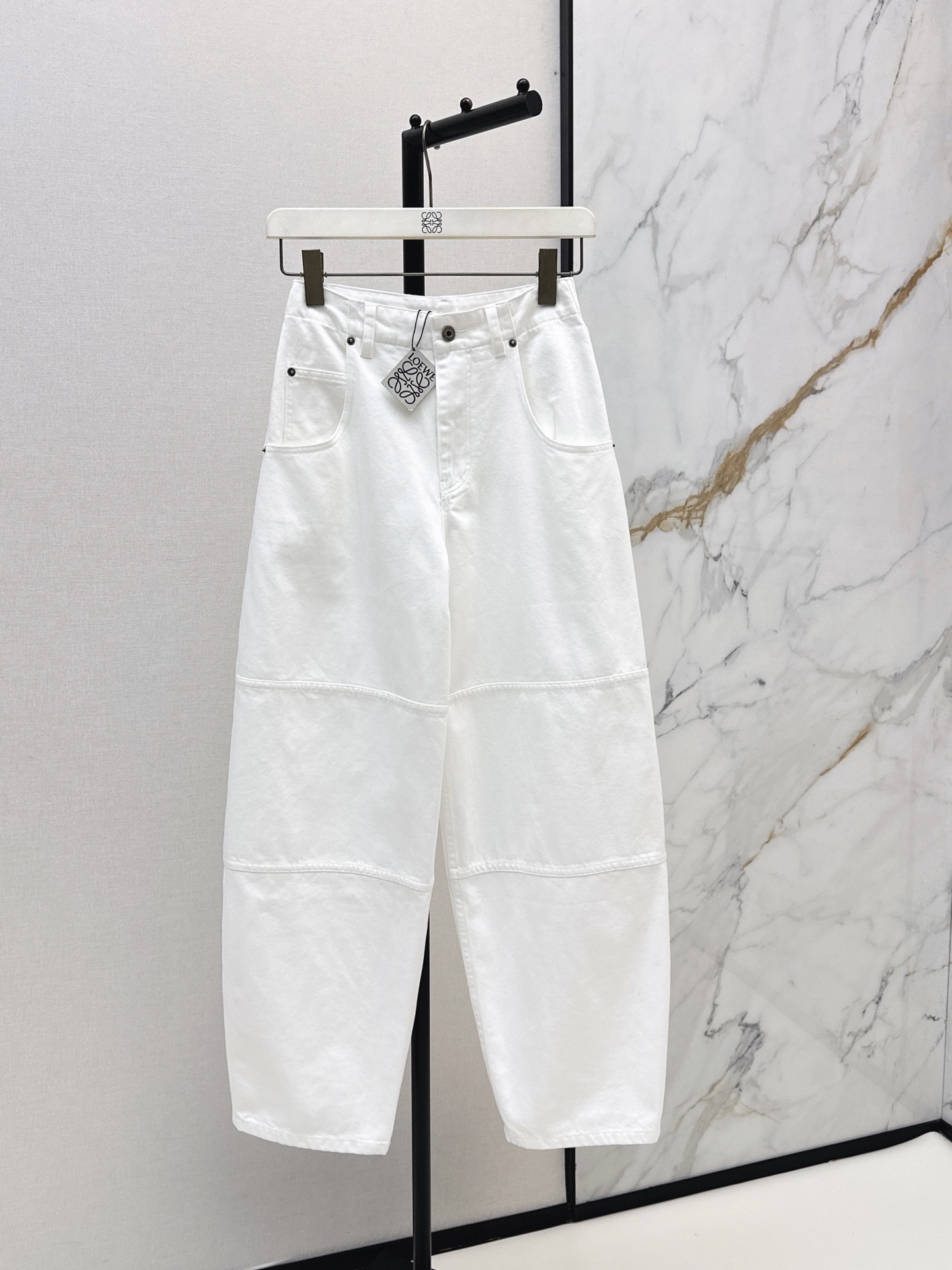 NO:878369,Stylish and sophisticated outfit Loe 26Ss————The latest white sickle jeans for spring and summer imported denim with strong bones and a customized active washing process. The scimitar wide-leg design upper body is A-popular. The classic version is versatile and fashionable. The upper body is super slim. The texture of imported washed denim fabric is quite wide and stylish. Highly recommended item. Customized leather tag with positioning embroidery on the back pocket. One color ready for sale sml,, loewe,jeans,19860909时髦精穿搭 Loe 26Ss————春夏最新款白色镰刀牛仔裤进口牛仔筋骨感十足定制活性洗水工艺 弯刀阔腿设计上身A爆啦 经典版型不挑人百搭又时髦 上身超显瘦 进口洗水牛仔面料质感挺阔有型 强烈推荐单品 后口袋定位刺绣定制皮牌一色现货发售sml,,loewe,jeans,,Women's clothing