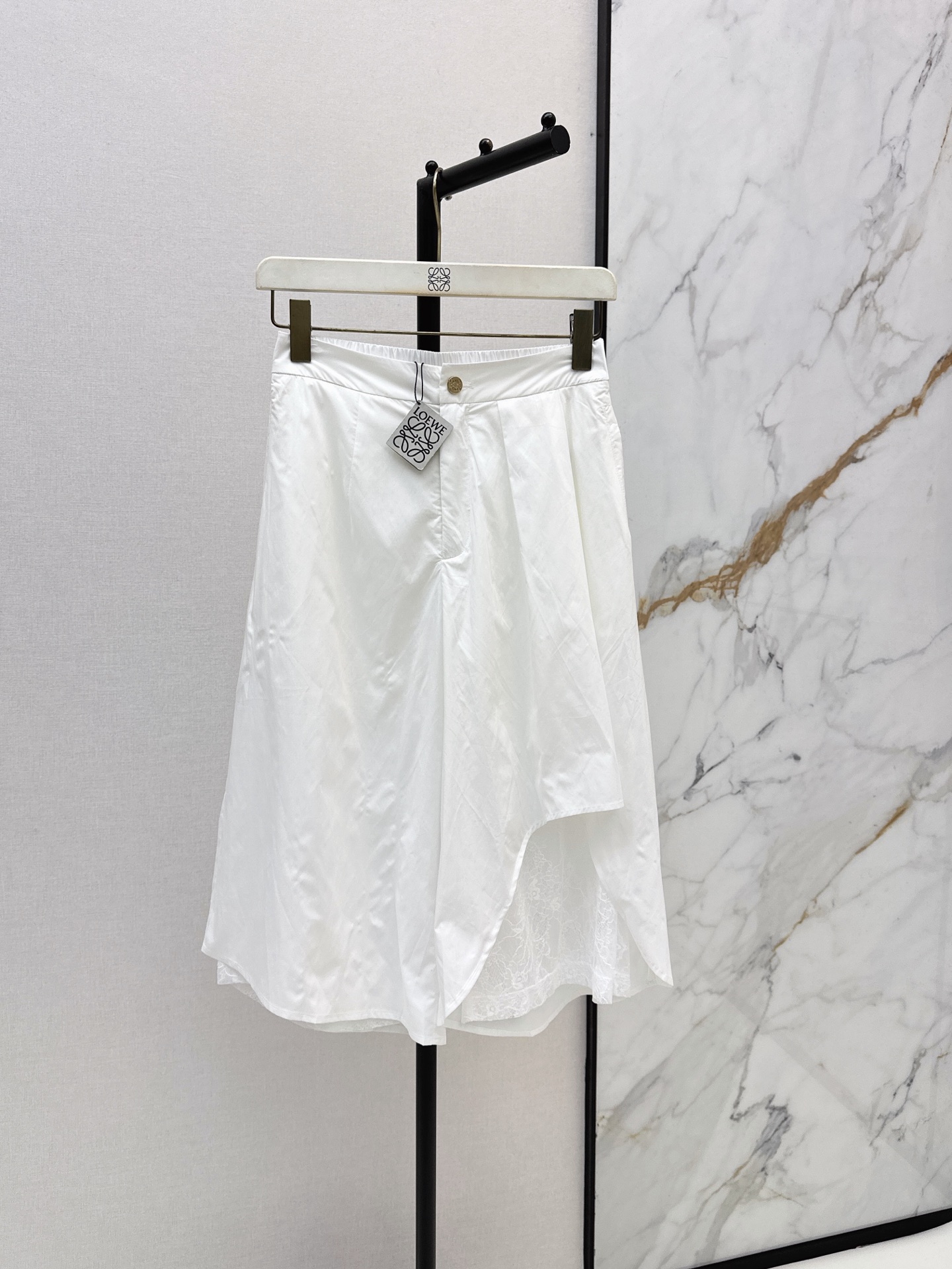 NO:878372,Loe 26Ss————The latest spliced ​​lace cropped pants for spring and summer. Very high-end imported texture. Look carefully at the details. The color is super correct. The upper body is very cool. It is clean and classy. It enhances the temperament. Two colors are available for sale sml,, loewe,19860909Loe 26Ss————春夏最新款拼接蕾丝七分裤 非常高级的进口质地 仔细看细节 颜色超正 上身非常飒爽 干净有品 提气质 两色现货发售sml,,loewe,,Women's clothing