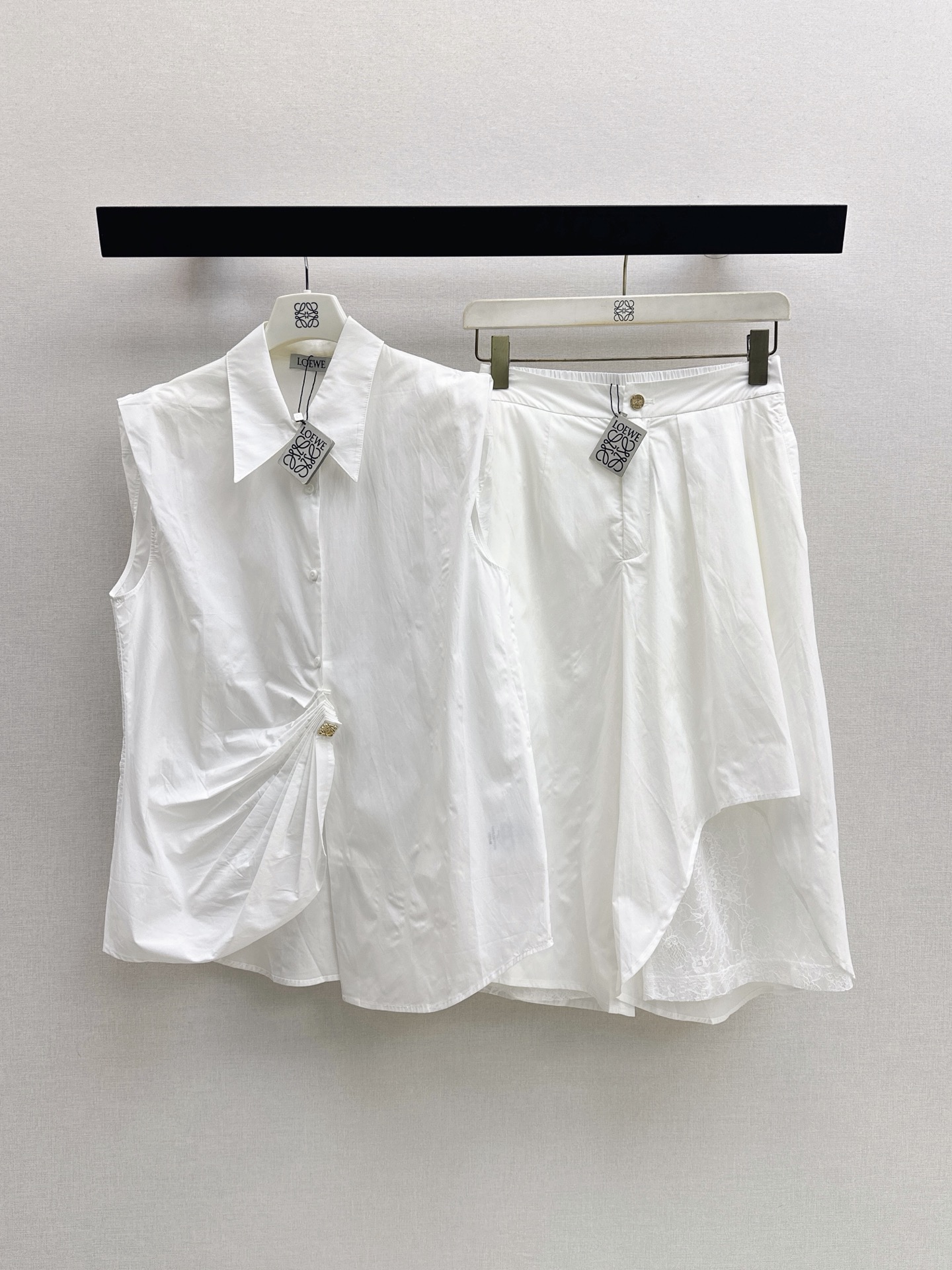 NO:878375,Loe 26Ss————The latest spring and summer irregular sleeveless shirt, low-key luxury three-dimensional tailoring, streamlined line design, noble and elegant, and full of gentle and intellectual temperament. Imported special materials will be amazing when you receive it. The texture of the customized fabric is awesome. Two colors are available for sale sml,, loewe, shirts,19860909Loe 26Ss————春夏最新款不规则无袖衬衫低调奢华立体剪裁 精简线条感设计 高贵典雅又尽显温柔知性的气质 进口特殊材质 收到手会很惊艳 定制面料质感超赞 两色现货发售sml,,loewe,shirts,,Women's clothing