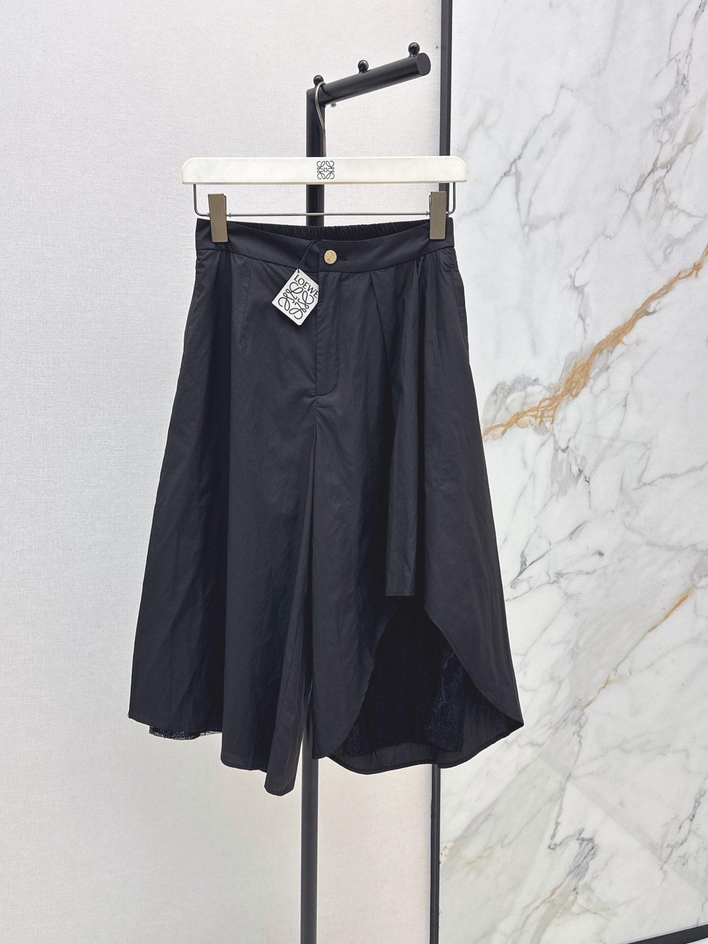 NO:878378,Loe 26Ss————The latest spliced ​​lace cropped pants for spring and summer. Very high-end imported texture. Look carefully at the details. The color is super correct. The upper body is very cool. It is clean and classy. It enhances the temperament. Two colors are available for sale sml,, loewe,19860909Loe 26Ss————春夏最新款拼接蕾丝七分裤 非常高级的进口质地 仔细看细节 颜色超正 上身非常飒爽 干净有品 提气质 两色现货发售sml,,loewe,,Women's clothing