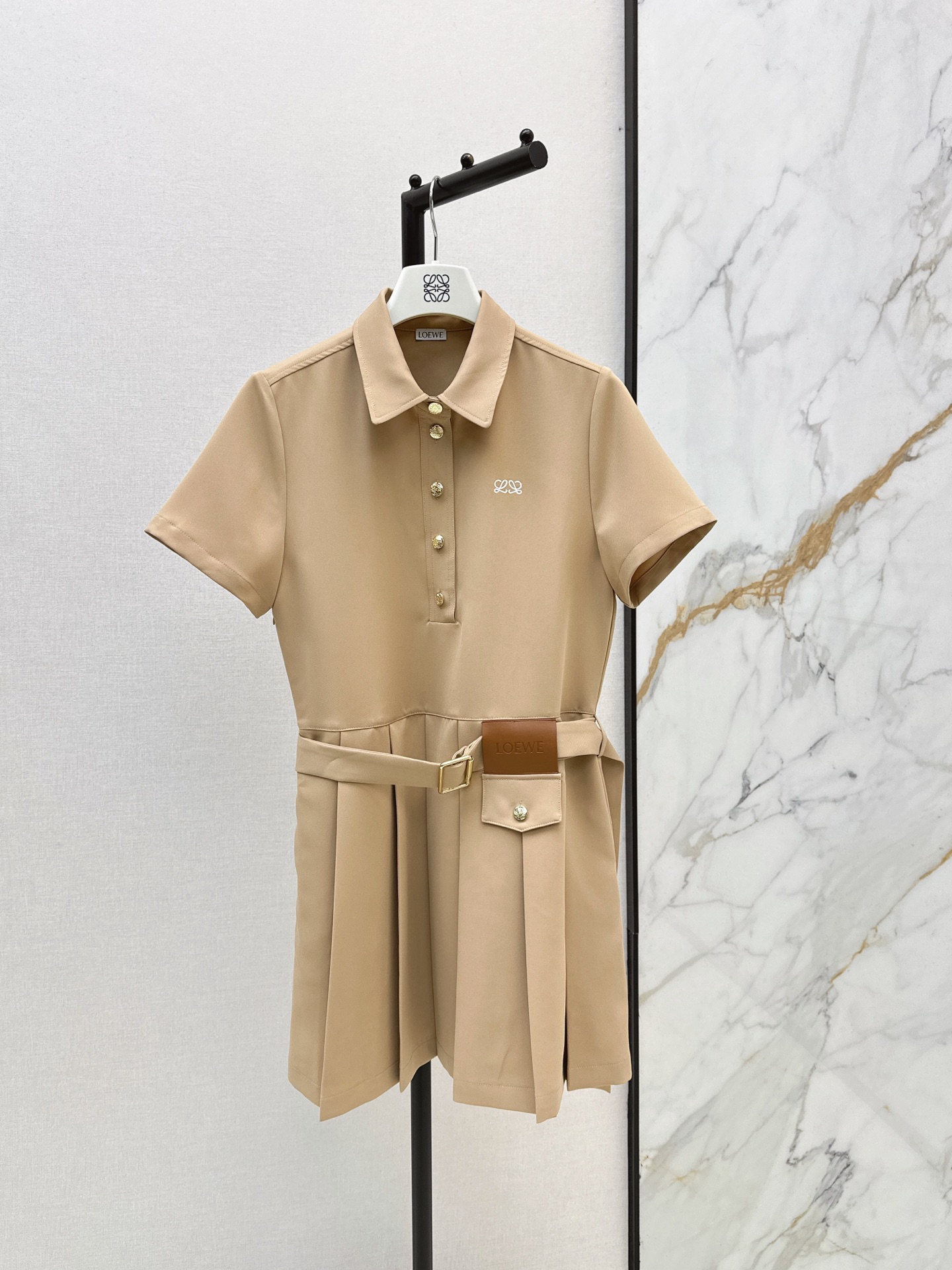 NO:878384,Loe 26Ss————The latest pleated dress with leather brand decoration for spring and summer. It is fashionable, low-key, luxurious and high-end. The version is versatile and not picky. It has an age-reducing college style. Two colors are available in stock. sml,,loewe,skirts,19860909Loe 26Ss————春夏最新款皮牌装饰压褶连衣裙时髦低调气质又奢华高级 版型百搭不挑人 减龄学院风气质 两色现货发售sml,,loewe,skirts,,Women's clothing