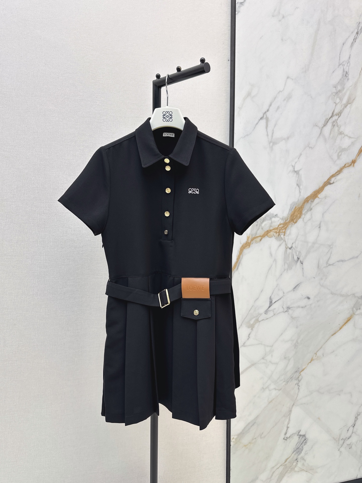 NO:878358,Loe 26Ss————The latest pleated dress with leather brand decoration for spring and summer. It is fashionable, low-key, luxurious and high-end. The version is versatile and not picky. It has an age-reducing college style. Two colors are available in stock. sml,,loewe,skirts,19860909Loe 26Ss————春夏最新款皮牌装饰压褶连衣裙时髦低调气质又奢华高级 版型百搭不挑人 减龄学院风气质 两色现货发售sml,,loewe,skirts,,Women's clothing