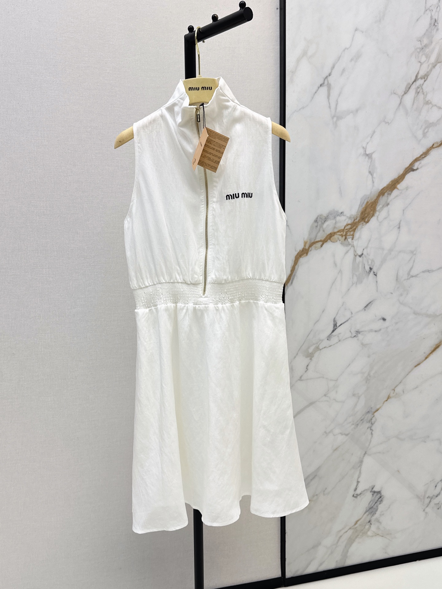 NO:878361,Miu 26Ss————The latest spring and summer letter embroidered stand-up collar sleeveless dress has a super western style. The upper body is casually high-end and effortlessly fashionable. The overall design is simple and elegant. The silhouette is comfortable to wear. It is intellectual and atmospheric. It creates a cool and high-end feel. Two colors are available now. sml,, miumiu, skirts,19860909Miu 26Ss————春夏最新款字母刺绣立领无袖连衣裙版型超洋气 上身就一整个不经意的高级 毫不费力的时髦 整体简约大方 廓形穿着舒适 知性大气 打造飒爽高级感 两色现货发售sml,,miumiu,skirts,,Women's clothing
