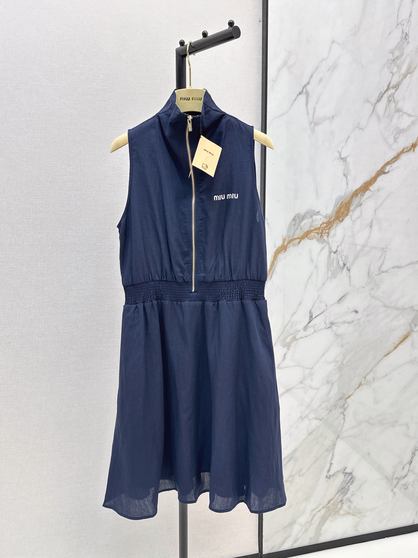 NO:878364,Miu 26Ss————The latest spring and summer letter embroidered stand-up collar sleeveless dress has a super western style. The upper body is casually high-end and effortlessly fashionable. The overall design is simple and elegant. The silhouette is comfortable to wear. It is intellectual and atmospheric. It creates a cool and high-end feel. Two colors are available now. sml,, miumiu, skirts,19860909Miu 26Ss————春夏最新款字母刺绣立领无袖连衣裙版型超洋气 上身就一整个不经意的高级 毫不费力的时髦 整体简约大方 廓形穿着舒适 知性大气 打造飒爽高级感 两色现货发售sml,,miumiu,skirts,,Women's clothing