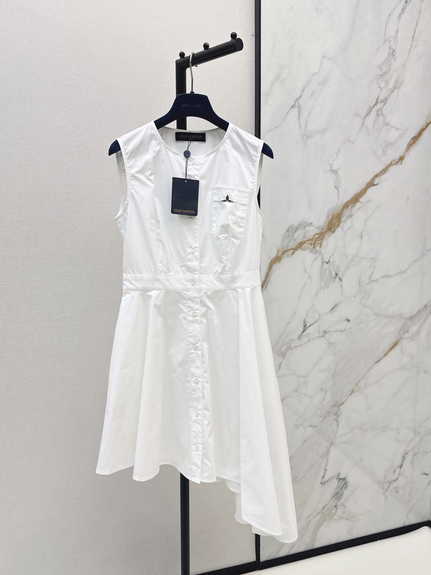 NO:878370,L Family 26Ss————The latest spring and summer style S sleeveless dress with irregular hem, a cute style, full of small details, exquisite workmanship, age-reducing fashion, good hold style, won the hearts of fairies, soft and textured, one color ready for sale smlxl,, louis vuitton, skirts,19860909L家 26Ss————春夏最新款S不规则裙摆剪裁无袖连衣裙可A可乖的风格 满满小细节太加分 做工精致 减龄时尚 好HOLD住造型 深得仙女心 柔软有质感 一色现货发售smlxl,,louis vuitton,skirts,,Women's clothing