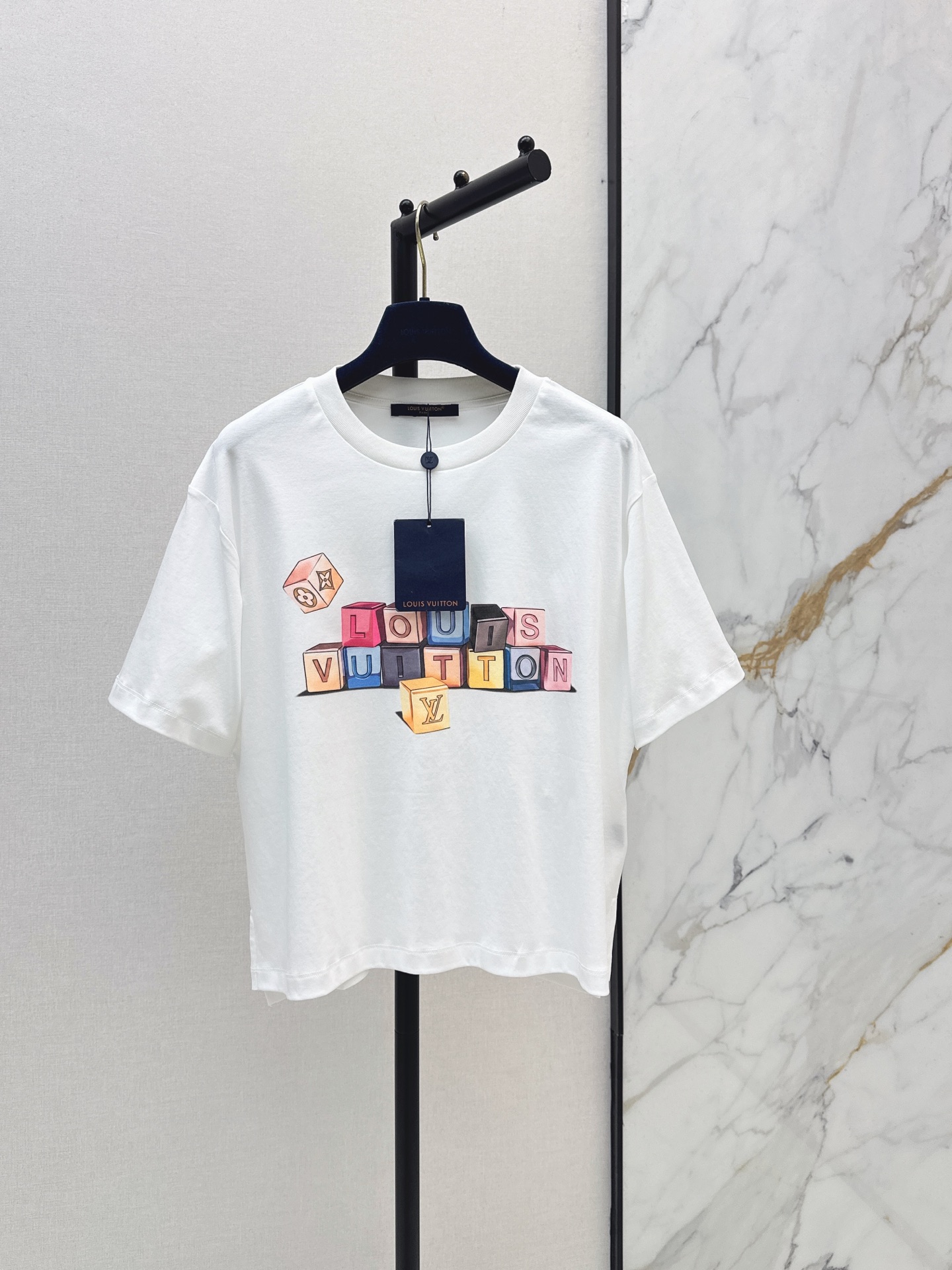 NO:878373,L Family 26Ss————The latest versatile casual T-shirt for spring and summer. It has a high density and feels great. It is a really hard-working one. The details are perfect. The regular version is not picky at all. It is simple and generous. The same color is available in stock. SML, Louis Vuitton, Tees, T-shirt,19860909L家 26Ss————春夏最新款百搭休闲T恤密度很高手感超好 真的费劲心血的一款 细节完美 常规版型 上身完全不挑人简单大方 一色现货发售sml,,louis vuitton,tees，t-shirt,,Women's clothing
