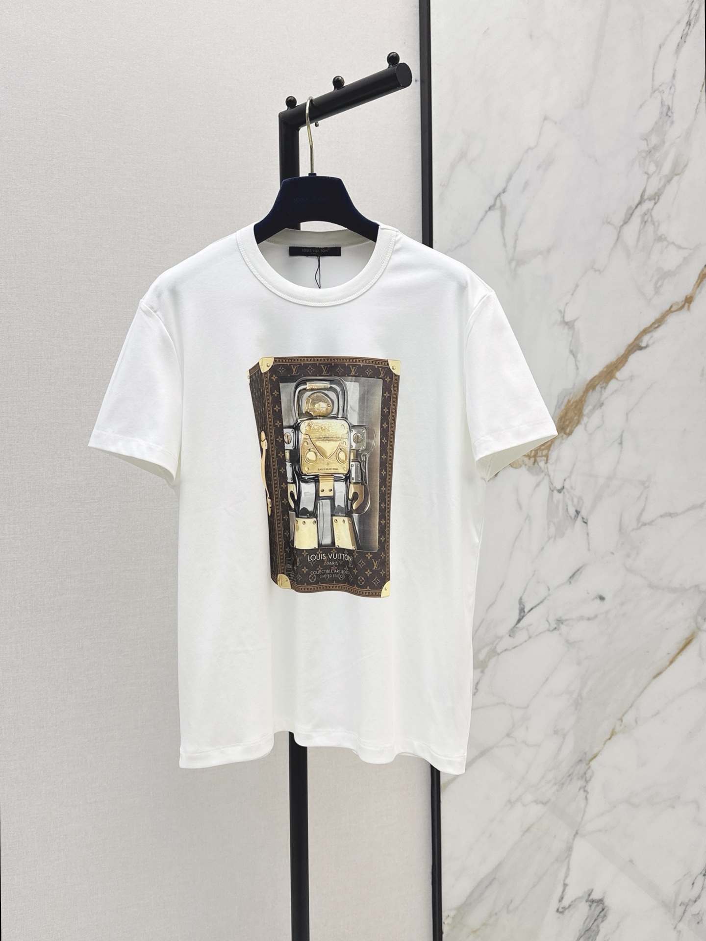 NO:878376,L Family 26Ss————The latest versatile casual T-shirt for spring and summer. It has a high density and feels great. It is a really hard-working one. The details are perfect. The regular version is not picky at all. It is simple and generous. The same color is available in stock. SML, Louis Vuitton, Tees, T-shirt,19860909L家 26Ss————春夏最新款百搭休闲T恤密度很高手感超好 真的费劲心血的一款 细节完美 常规版型 上身完全不挑人简单大方 一色现货发售sml,,louis vuitton,tees，t-shirt,,Women's clothing