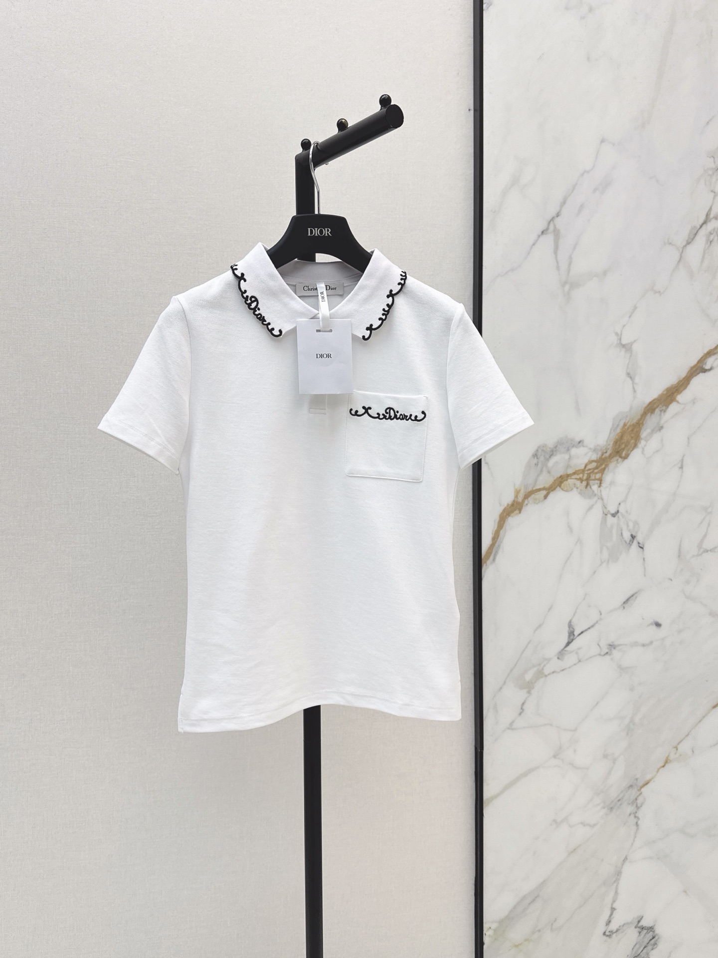 NO:878379,CD 26Ss————The latest white embroidered Polo top for spring and summer, made of high-quality cotton fabric, soft and breathable, classic Polo collar + black lace embroidery, logo embroidered pocket on the chest, perfect details, college style design, simple and exquisite, easy to manage for commuting and leisure, easy to match with jeans or short skirts, super versatile for daily wear, one color ready for sale sml,,skirts,jeans,19860909CD 26Ss————春夏最新款白色刺绣Polo上衣高品质棉质面料 柔软透气 经典Polo领+黑色花边刺绣 胸前logo刺绣口袋 细节满分 学院风设计 简约又精致 通勤休闲都能轻松驾驭 搭配牛仔裤或短裙轻松get 日常穿搭超百搭 一色现货发售sml,,skirts,jeans,,Women's clothing