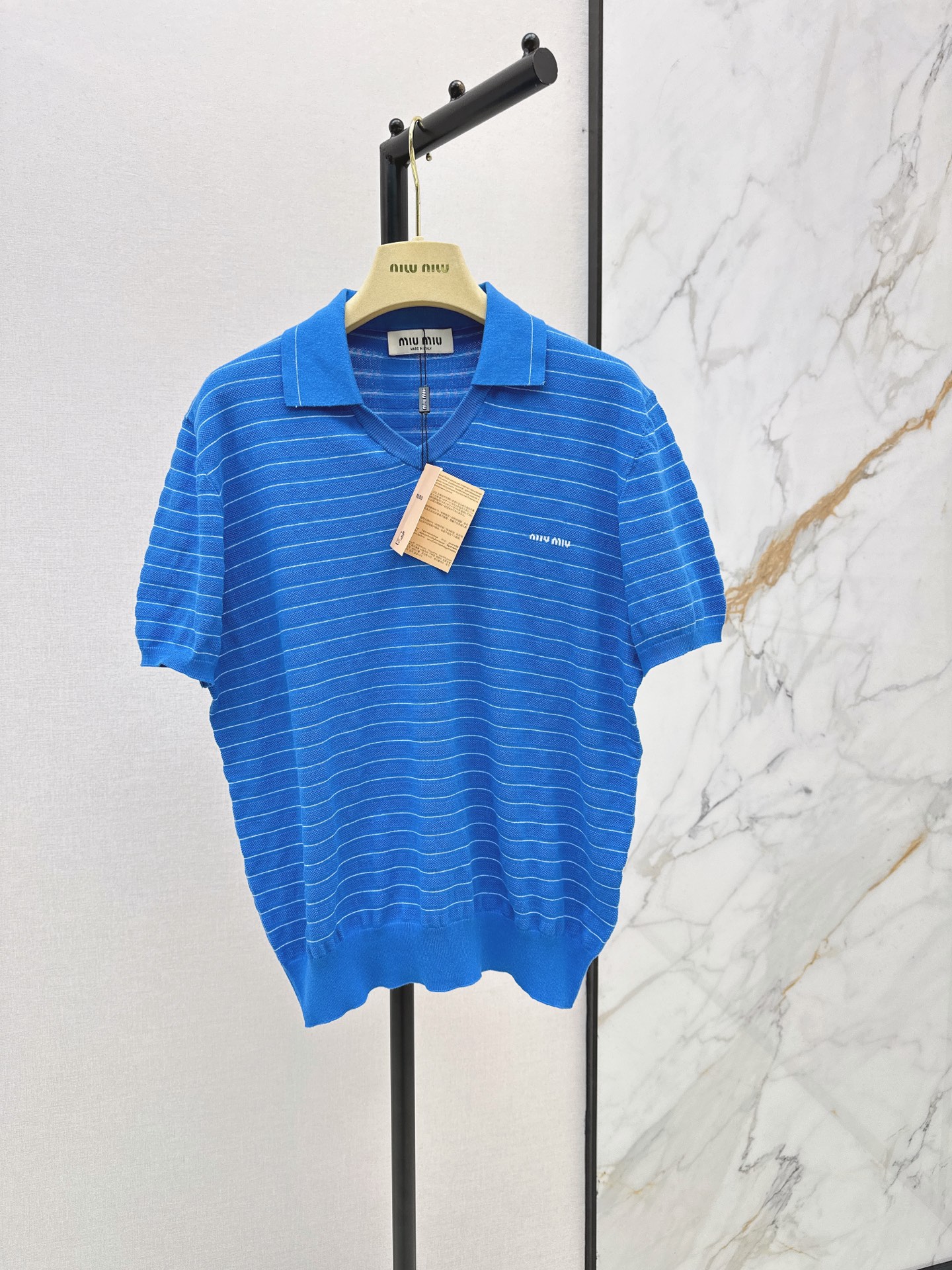 NO:878362,Miu 26Ss————The latest age-reducing striped blue Polo shirt in spring and summer is very suitable for spring and summer. The classic Polo collar is full of retro college style. The slightly wide version of the shoulder is very friendly to the body tolerance. Exclusively customized imported 100% cotton yarn. The classic brand letter logo pattern on the chest is embellished. It can easily present miu's unique age-reducing look when worn alone or layered. One color ready for sale sml,, miumiu,19860909Miu 26Ss————春夏最新款减龄条纹蓝色Polo衫春夏穿超合适 经典Polo领 复古学院风满满 正肩微阔版型对身材包容度超友好 独家定制进口百分百棉纱线 胸前经典品牌字母logo图案点缀 单穿叠搭都能轻松呈现miu独有的减龄造型 一色现货发售sml,,miumiu,,Women's clothing