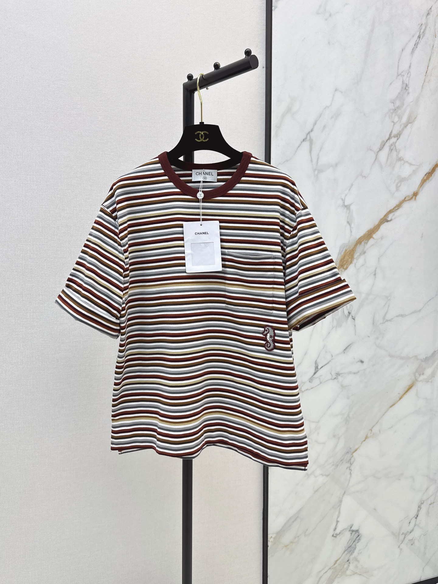 NO:878371,C Home 26Ss————The latest spring and summer retro contrasting striped curled short-sleeved T-shirt. Navy blue contrasting round collar outlines the neck line. Red, rice and black three-color fine horizontal stripes are retro and attractive. It has an American college atmosphere. The left chest is equipped with a patch pocket design. The pocket is embellished with three-dimensional cloth label embroidery. Small details enhance the sophistication of the single product. The classic stripe elements will not go out of style all year round. Easily create a relaxed retro look.  One color ready for sale sml,,chanel,T-shirt,tees,t-shirt,19860909C家 26Ss————春夏最新款复古撞色条纹卷边短袖T恤 藏青撞色圆领勾勒脖颈线条 红米黑三色细密横条纹复古耐看 自带美式学院氛围感 左胸搭配贴袋设计 口袋身下点缀立体布标刺绣 小细节提升单品精致度 经典条纹元素常年不过时 轻松打造松弛感复古穿搭 一色现货发售sml,,chanel,T-shirt,tees，t-shirt,,Women's clothing