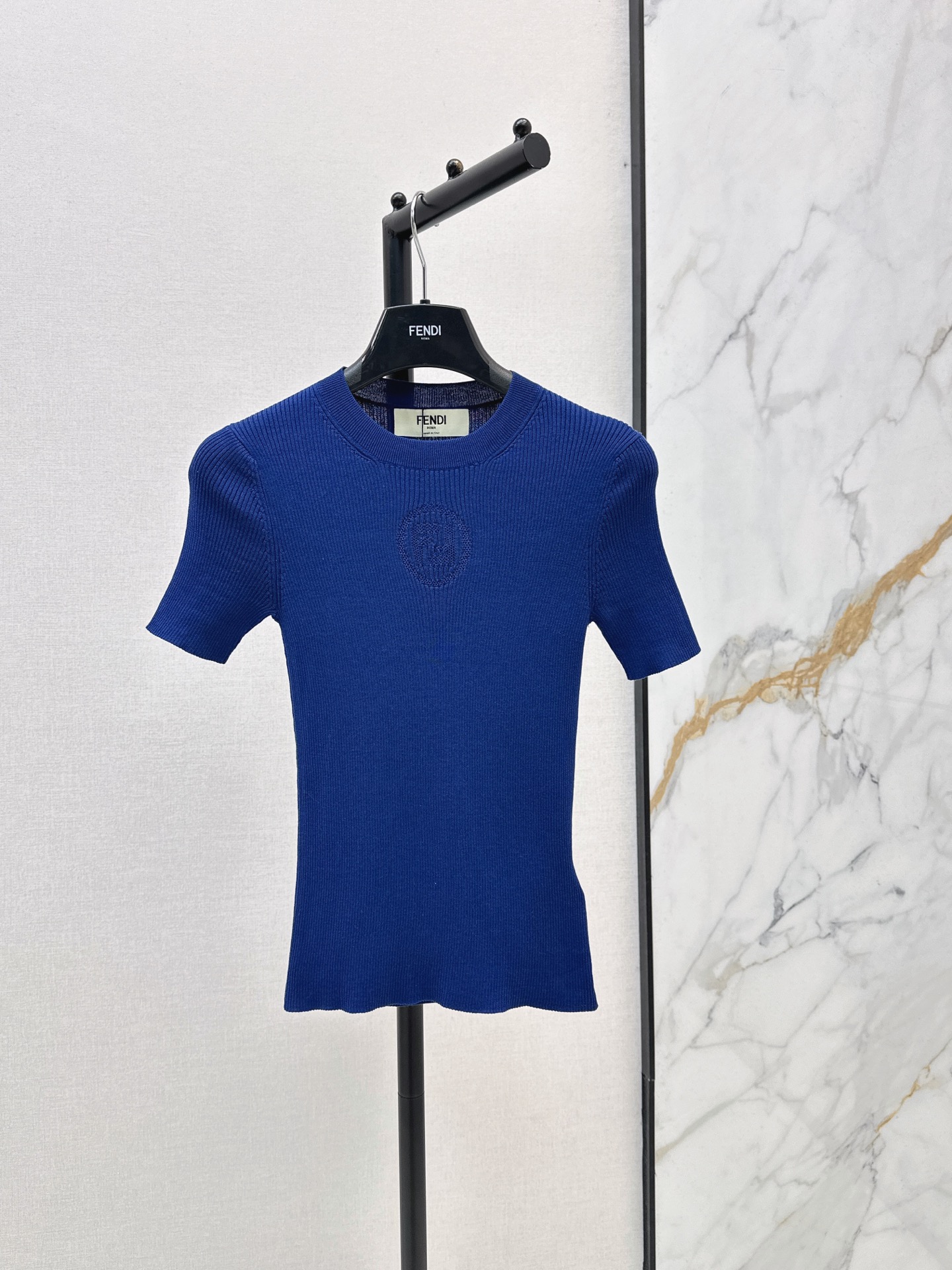 NO:878374,FD 26Ss————The latest slim-fitting short-sleeved sweater for spring and summer. Slim-fitting round neck design. Simple and elegant. It can be easily controlled whether it is for daily outings or commuting to the office. Dark blue tone. Versatile and elegant. Whether paired with jeans or skirts, you can easily create different styles. Available in stock in one color, sml, skirts, jeans, T-shirt,19860909FD 26Ss————春夏最新款修身短袖针织衫修身圆领设计 简约大方 无论是日常出街还是通勤办公 都能轻松驾驭 深蓝色调 既百搭又显气质无论是搭配牛仔裤还是半裙 都能轻松打造出不同的风格 一色现货发售sml,,skirts,jeans,T-shirt,,Women's clothing