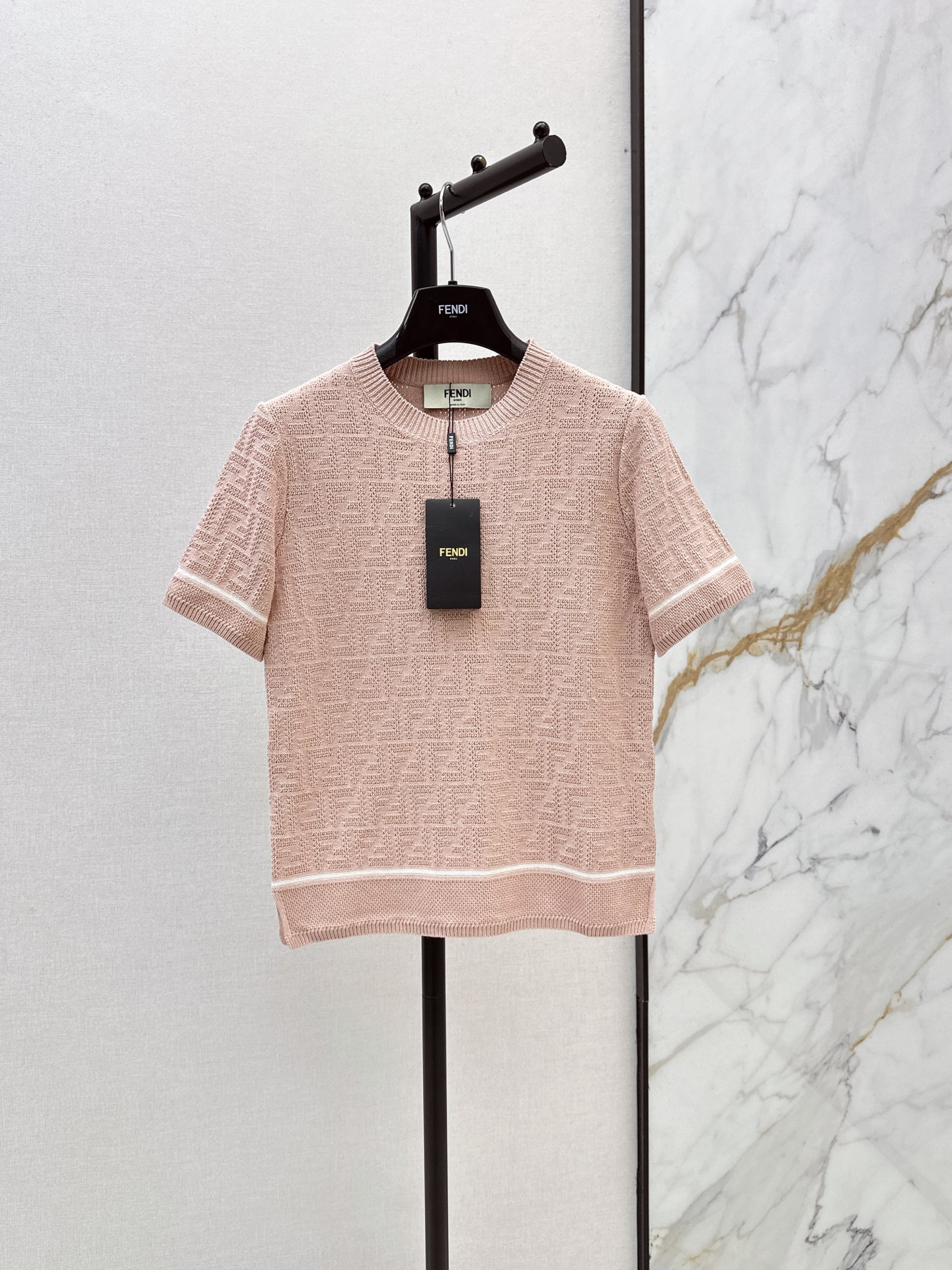 NO:878377,FD 26Ss————The latest spring and summer age-reducing pink color logo knitted sweater. Age-reducing nude pink color. Full of summer atmosphere. The double-woven pure cotton yarn has a delicate and soft feel. It is fashionable and generous. The temperament round neck is elegant and fashionable. The classic version is not flattering, looks slim and versatile. One color ready for sale sml,,19860909FD 26Ss————春夏最新款减龄粉色系logo提织针织衫 减龄裸粉色系 夏日气息满满 双织纯棉纱线细腻柔软的手感无敌赞 时髦大方 气质圆领优雅又时髦 经典版型不挑人上身显瘦又百搭 一色现货发售sml,,,Women's clothing