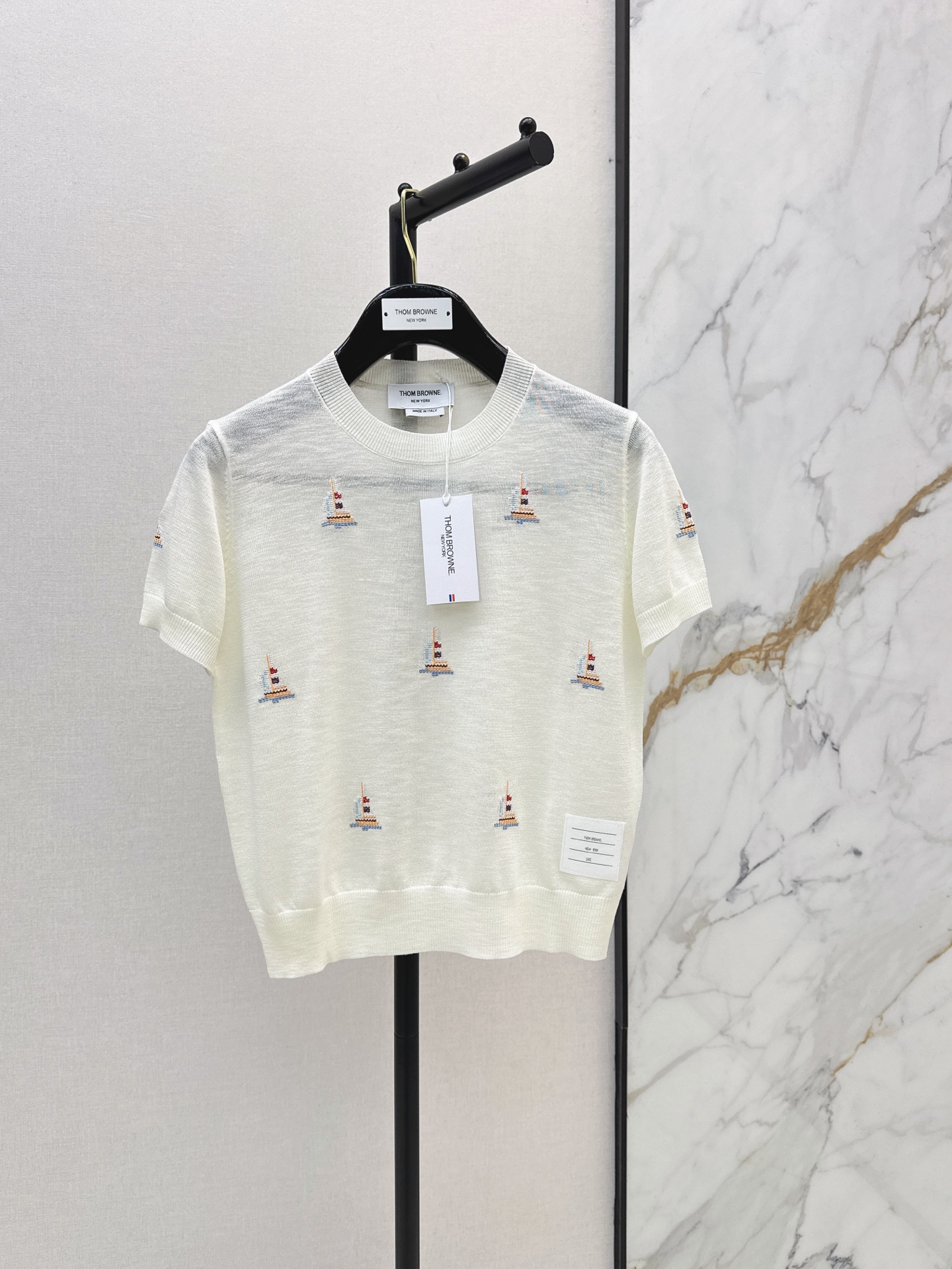 NO:878383,TB 26Ss————The latest short-sleeved top with exquisite sailboat embroidery pattern for spring and summer. Ceiling interior for spring and summer. High-count fine knitted fabric. Skin-friendly, breathable and not sweaty in summer. Simple and advanced. Versatile with all inner wear and bottoms. Can be worn alone or stacked. Three colors available for sale sml,, T-shirt,19860909TB 26Ss————春夏最新款精致帆船刺绣图案短袖上衣 春夏内搭天花板 高支细针织面料 亲肤透气夏天穿不闷汗 简约高级 百搭所有内搭和下装 可单穿可叠穿 三色现货发售sml,,T-shirt,,Women's clothing