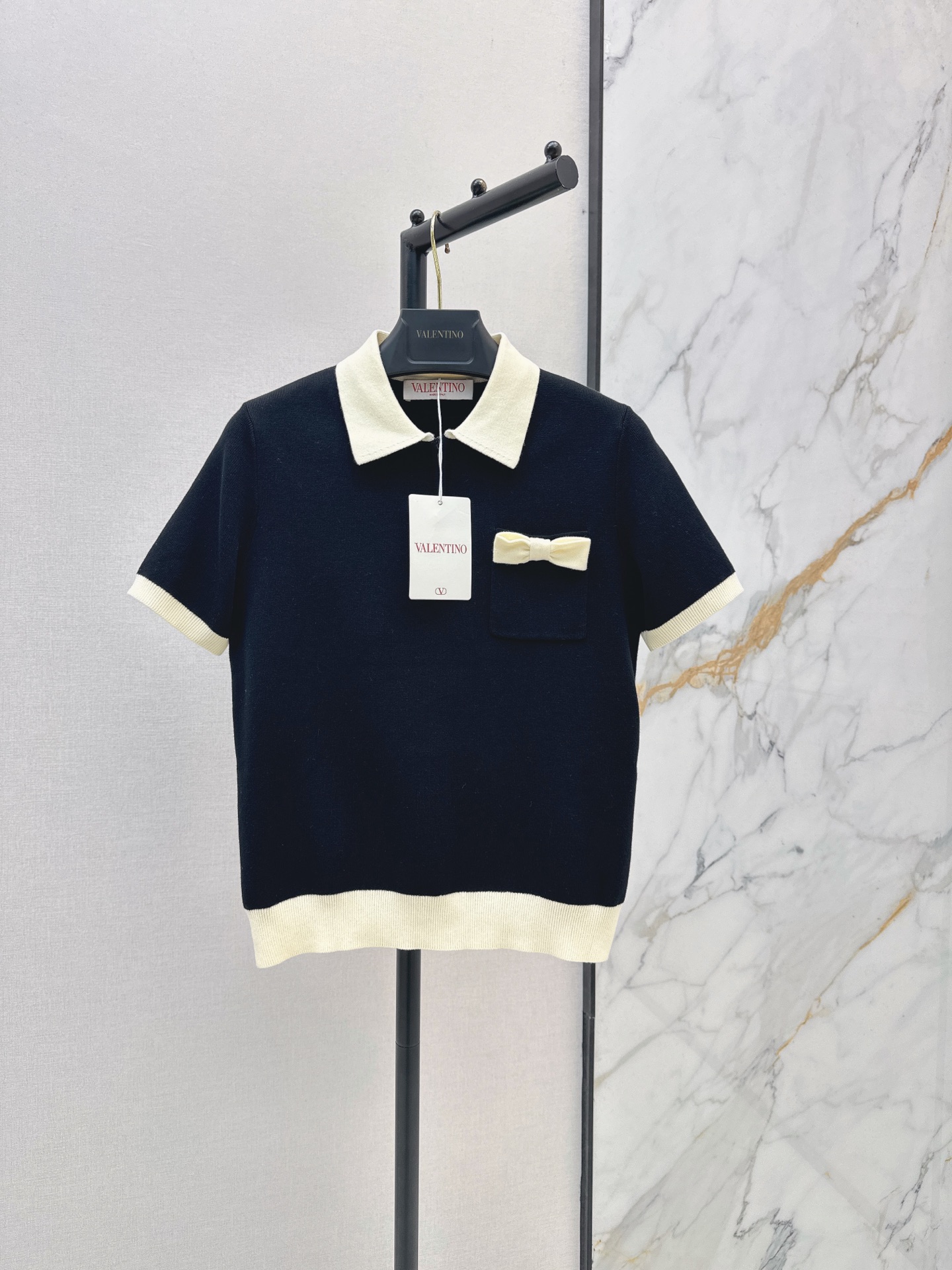 NO:878386,VLTN 26Ss————The latest black and white contrasting color Polo knitted short-sleeved black body + off-white collar collar. Simple and layered. The knitted fabric is soft and comfortable. Very suitable for spring and summer. The small chest pocket + zipper design is practical and fashionable. It can be easily used for commuting and dating in daily life. It goes well with short skirts or casual pants~ One color ready for sale sml, skirts, T-shirt,19860909VLTN 26Ss————春夏最新款黑白撞色Polo针织短袖黑色主体+米白翻领袖口 简约又有层次感 针织面料柔软舒适 春夏穿超合适 胸前小口袋+拉链设计 实用又时髦 通勤约会日常都能轻松驾驭 搭配短裙或休闲裤都很出彩～一色现货发售sml,,skirts,T-shirt,,Women's clothing