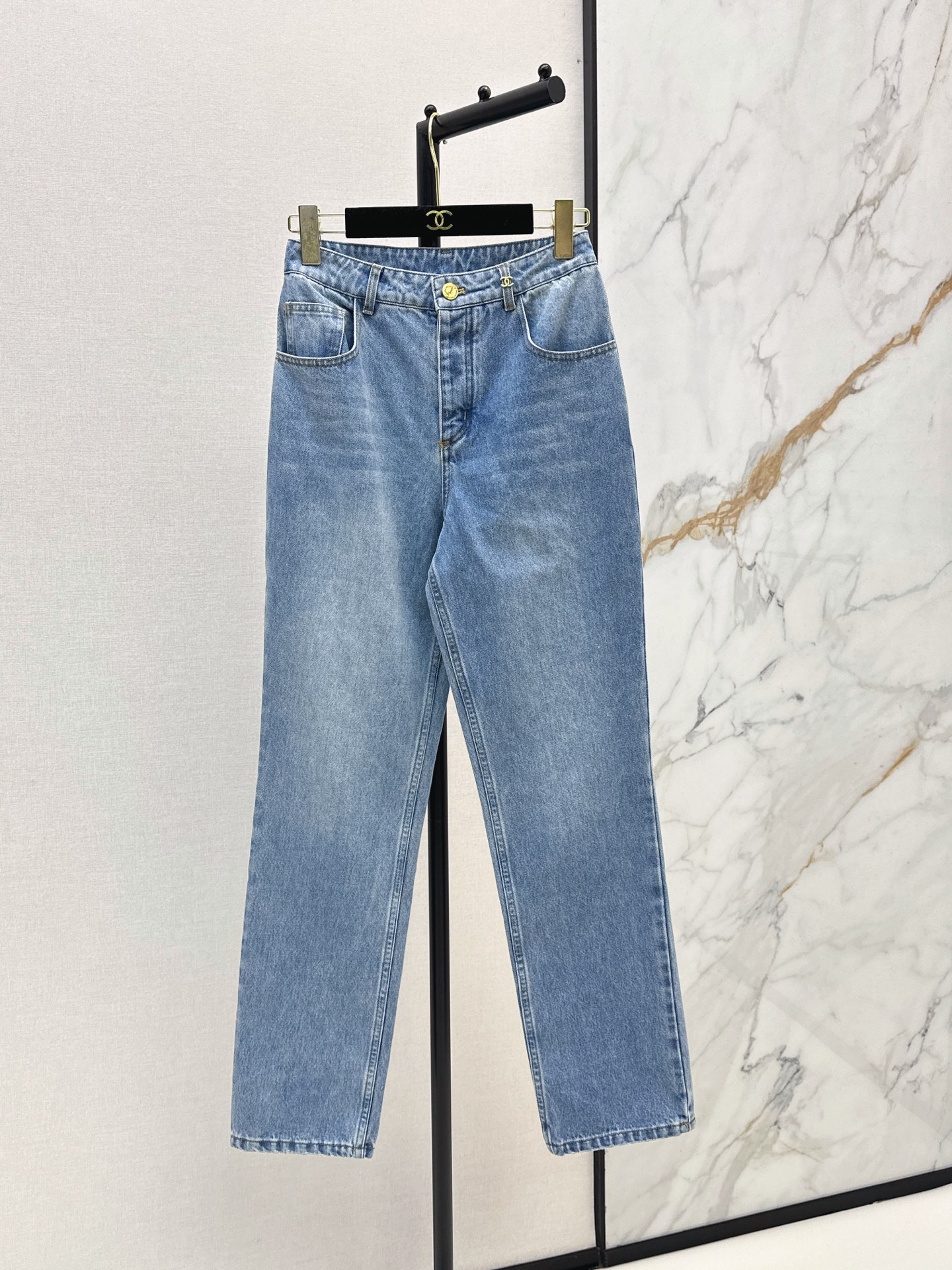 NO:878357,C home 26Ss————The latest coco girl style in spring and summer, small straight jeans, Bai Fumei must-have stacking artifacts. Customized heavy-duty three-dimensional double C pockets. Retro enzyme washing technology. Classic straight pants type upper body and leg length ratio are awesome. Sweet and cool celebrity style with fashionable items. Nostalgic enzyme washed denim fabric. One color ready for sale sml,,chanel,jeans,19860909C家 26Ss————春夏最新款coco女孩穿搭小直筒牛仔裤白富美必入叠搭神器 定制重工立体双C口袋 复古酵素洗水工艺 经典直筒裤型上身腿长比例超赞 甜酷名媛风搭配时髦单品 怀旧酵素洗水牛仔面料 一色现货发售sml,,chanel,jeans,,Women's clothing