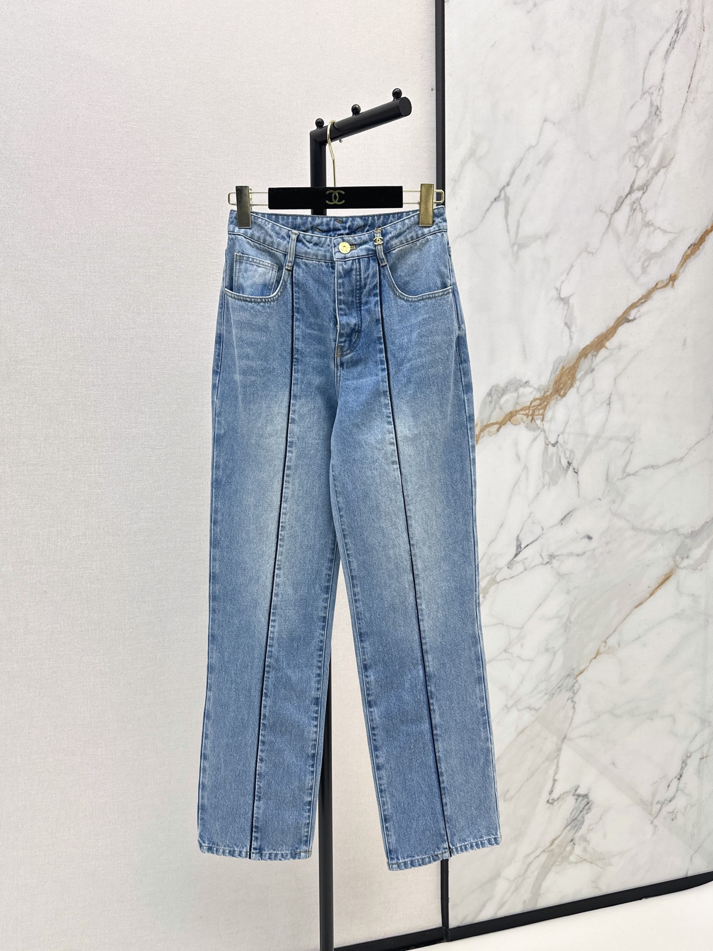 NO:878356,C Home 26Ss - the latest model of Coco girls' mid-line jeans for spring and summer. Versatile wash blue. Small double C metal decoration on the ear. White leather tag blessing. Classic double C sewing details in the back pocket. One color ready for sale smlxl,,chanel,jeans,19860909C家 26Ss————春夏最新款coco女孩穿搭中线牛仔裤 百搭洗水蓝 耳仔位置带有双C小金属装饰 白色皮牌加持 后备口袋经典的双C车线细节 一色现货发售smlxl,,chanel,jeans,,Women's clothing