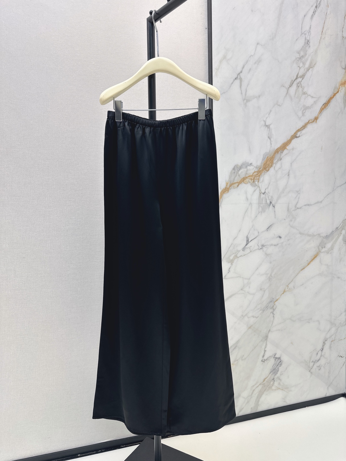 NO:878354,Minimalist and high-end Row 26Ss————The latest minimalist design acetate suit for spring and summer. It has a sense of style. The upper body is full of high-end. It is OK for daily life or vacation. The minimalist style is really recommended. The top is designed with irregular pieces and has a sense of design. It is paired with straight-leg drape pants. It is OK to match a set or randomly combine colors. The two colors are developed separately. Ready for sale sml,,19860909极简高级感 Row 26Ss————春夏最新款极简设计感醋酸套装 太有腔调感啦 上身就是满满的高级感 日常或者度假都OK 极简风真的很推荐 上衣是不规则搭片设计 很有设计感 搭配直筒垂垂裤 一套搭配或者随意组合颜色都OK 两色分开发 现货发售sml,,,Women's clothing