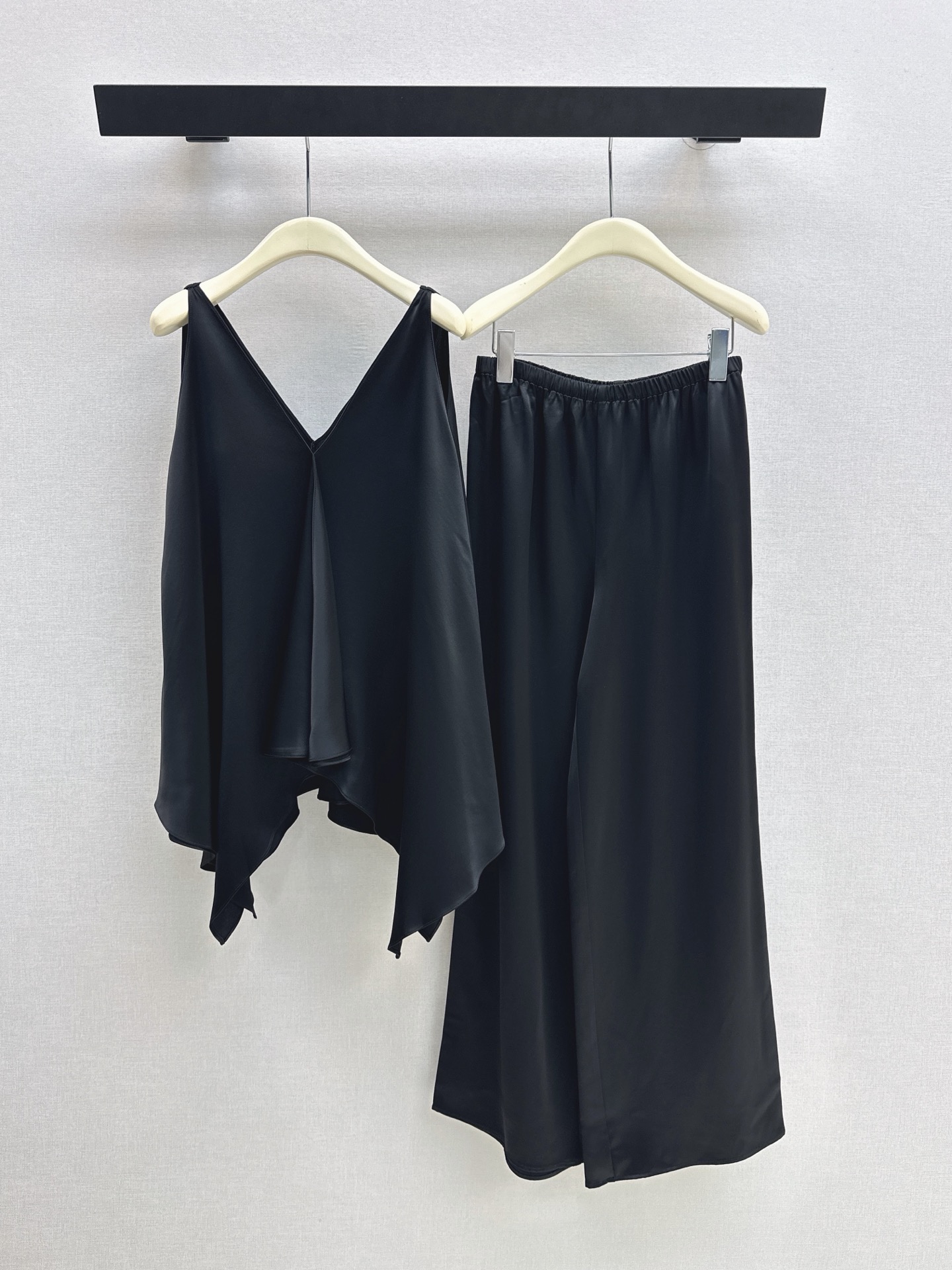 NO:878352,Minimalist and high-end Row 26Ss————The latest minimalist design acetate suit for spring and summer. It has a sense of style. The upper body is full of high-end. It is OK for daily life or vacation. The minimalist style is really recommended. The top is designed with irregular pieces and has a sense of design. It is paired with straight-leg drape pants. It is OK to match a set or randomly combine colors. The two colors are developed separately. Ready for sale sml,,19860909极简高级感 Row 26Ss————春夏最新款极简设计感醋酸套装 太有腔调感啦 上身就是满满的高级感 日常或者度假都OK 极简风真的很推荐 上衣是不规则搭片设计 很有设计感 搭配直筒垂垂裤 一套搭配或者随意组合颜色都OK 两色分开发 现货发售sml,,,Women's clothing