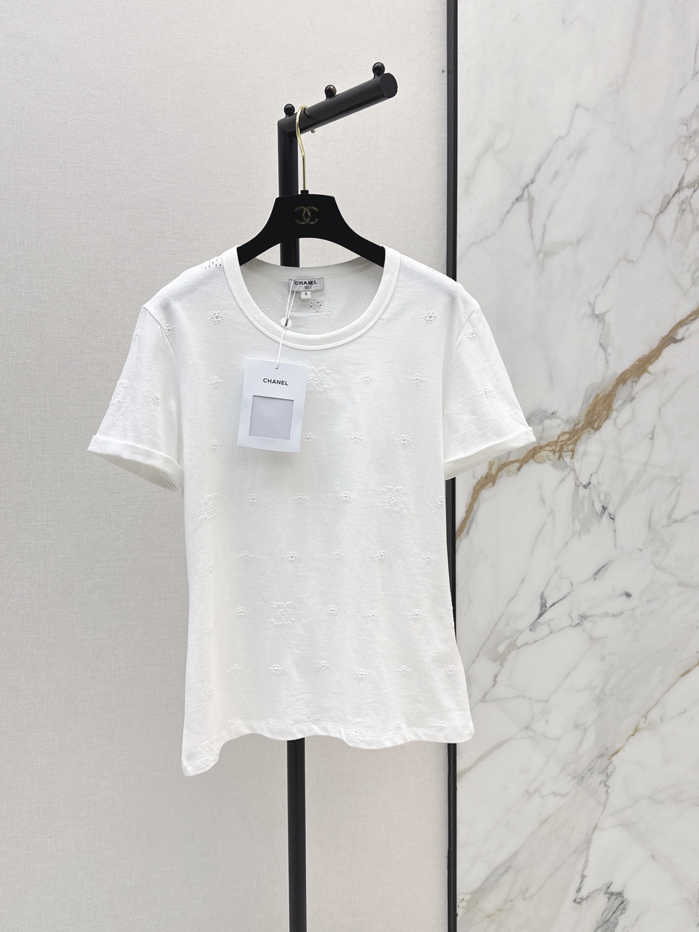 NO:878346,C Home 26Ss————The latest Coco positioning hollow embroidery short-sleeved T-shirt for spring and summer. A must-have for those who are white and rich. Super versatile. The imported pure cotton fabric has a delicate texture and is skin-friendly. The classic round neck version is versatile and does not make people look slimmer. It is the savior of lazy people in the wardrobe. The straight shoulders are slightly slim and the waist design has neat lines. It is exquisite and easy to wear for age reduction. A must-have for daily wear.  One color ready for sale sml,,chanel,T-shirt,tees,t-shirt,19860909C家 26Ss————春夏最新款coco定位缕空刺绣短袖T恤 白富美必入 超级百搭款 进口纯棉面料质感细腻亲肤 经典圆领版型百搭不挑人上身巨显瘦 是衣柜里的懒人救星款 正肩微修身收腰设计线条利落 减龄精致大气又好穿 日常穿搭必备 一色现货发售sml,,chanel,T-shirt,tees，t-shirt,,Women's clothing