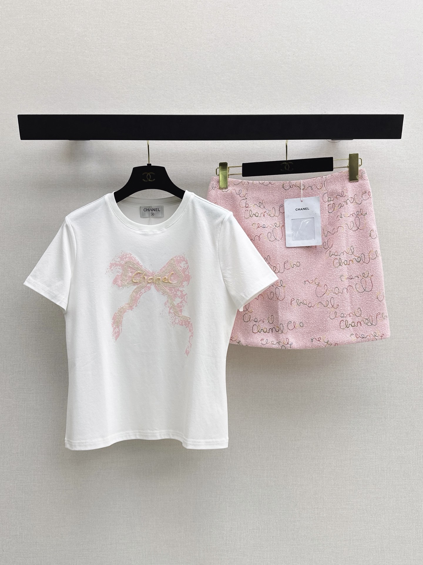 NO:878348,Fashionable niche design 26Ss - the latest spring and summer style short-sleeved T-shirt with heavy beading letters. Creamy white high-count cotton fabric is soft, skin-friendly and has a drapey feel. The slightly fitted version can softly outline the body shape. The hand-beaded embroidery letters on the chest are the finishing touch. It can be salty or sweet. Suitable for a variety of wearing scenes in spring and summer. One color ready for sale sml,, T-shirt, tees, t-shirt,19860909时髦小众设计 26Ss————春夏最新款小香风重工钉珠字母短袖T恤 奶油白色高支棉面料软糯亲肤且自带垂坠感 合身微收的版型能柔和勾勒身形 胸前的手工钉珠刺绣字母是点睛之笔 可盐可甜 适配春夏的多种穿搭场景 一色现货发售sml,,T-shirt,tees，t-shirt,,Women's clothing