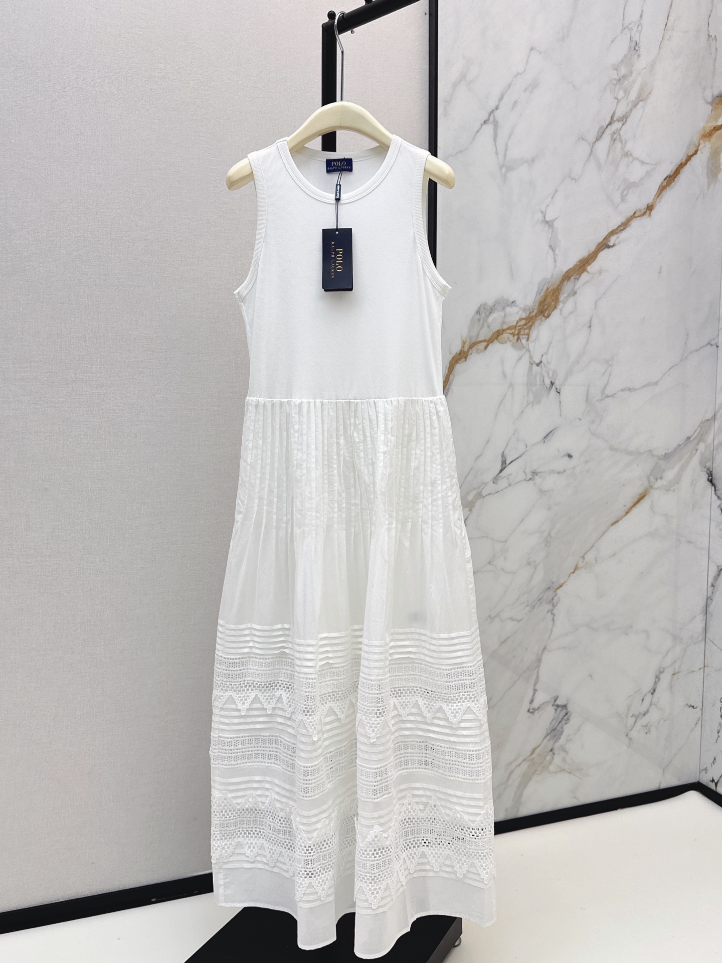 NO:878340,South France holiday style RL 26Ss - the latest spring and summer lace splicing vest dress with a perfect knitted line on the upper body and hollow embroidery on the hem + yarn-like splicing. It has a sense of elegance when walking. The white layer is rich, gentle and luxurious. It can be easily used for vacation, commuting and dating. It is a must-have and versatile item in the summer wardrobe. A look for the temperament goddess ~ One color ready for sale sml,,skirts,19860909南法度假风 RL 26Ss———春夏最新款蕾丝拼接背心连衣裙上身修身针织线条感满分 下摆镂空刺绣+纱感拼接 走路自带飘逸感 白色层次丰富 温柔又有轻奢气质 度假通勤约会都能轻松驾驭 是夏日衣橱必备百搭单品 气质女神穿搭Look～ 一色现货发售sml,,skirts,,Women's clothing