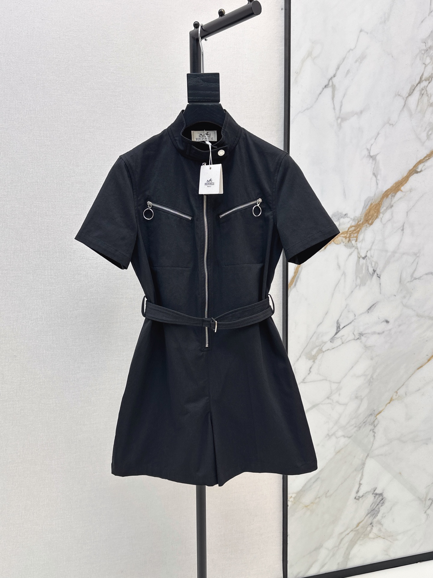 NO:878338,High-intellectual wear Her 26Ss - the latest spring and summer equestrian-style overalls, age-reducing girlish style, straight-leg top, long legs for moms. Exclusively customized imported double-ply twill pure cotton fabric. Very wide, comfortable and delicate texture. Stand-up collar and half-zip design. H-shaped belt to tighten the waist and the upper body is A and sassy. This season's must-have item is not to be missed. Low-key aristocratic temperament, versatile, fashionable and high-end. The classic version is super correct. Three colors are available for sale sml,,19860909高智感穿搭 Her 26Ss————春夏最新款马术风气质工装连体裤减龄少女风直筒裤型上身妈长大长腿 独家定制进口双股斜纹纯棉面料 挺阔质感舒适细腻 立领半拉链设计H版型腰带收腰上身又A又飒 本季必入不可错过的单品 低调贵族气质百搭时髦又高级 经典版型超正 三色现货发售sml,,,Women's clothing