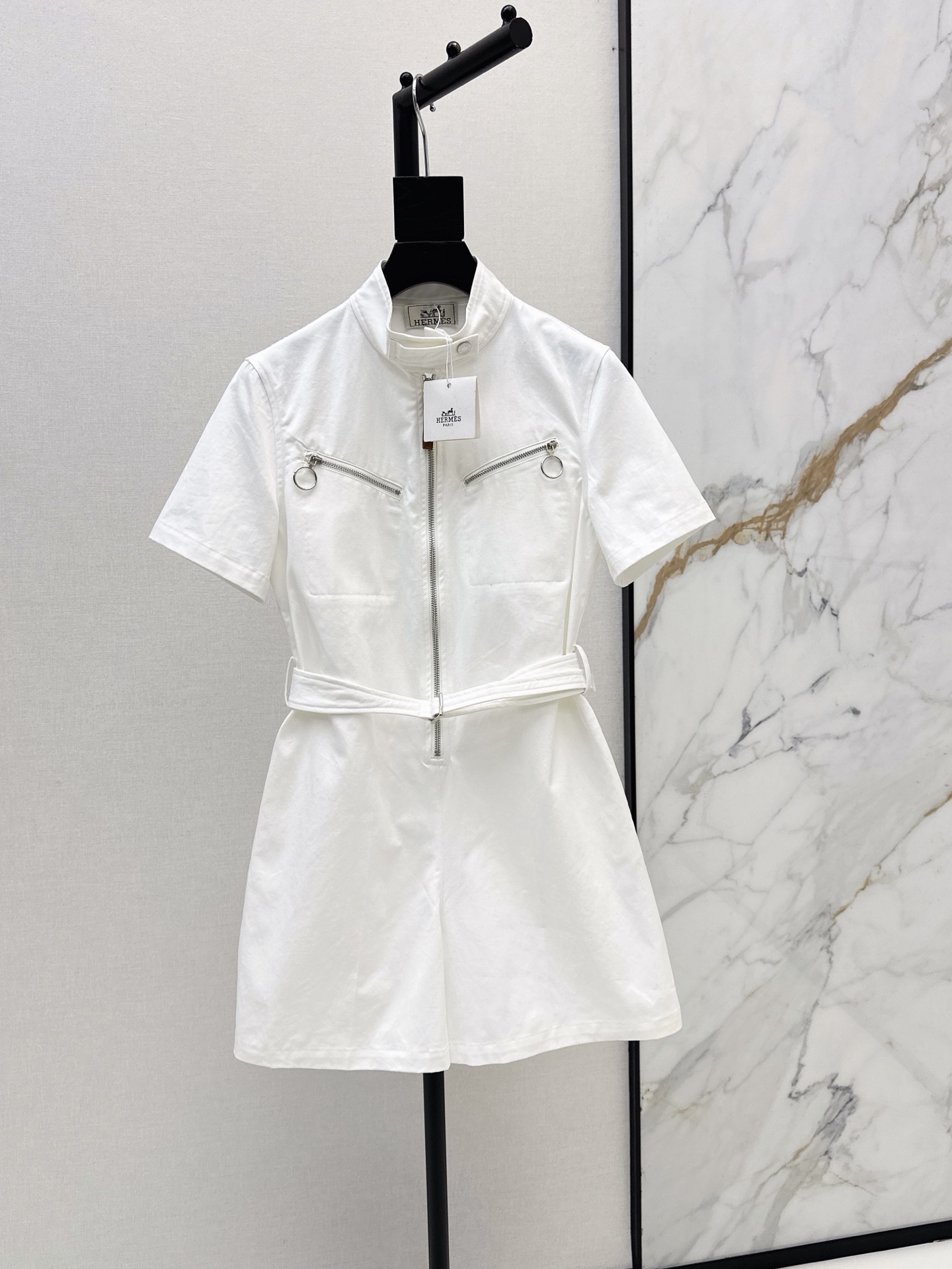NO:878355,High-intellectual wear Her 26Ss - the latest spring and summer equestrian-style overalls, age-reducing girlish style, straight-leg top, long legs for moms. Exclusively customized imported double-ply twill pure cotton fabric. Very wide, comfortable and delicate texture. Stand-up collar and half-zip design. H-shaped belt to tighten the waist and the upper body is A and sassy. This season's must-have item is not to be missed. Low-key aristocratic temperament, versatile, fashionable and high-end. The classic version is super correct. Three colors are available for sale sml,,19860909高智感穿搭 Her 26Ss————春夏最新款马术风气质工装连体裤减龄少女风直筒裤型上身妈长大长腿 独家定制进口双股斜纹纯棉面料 挺阔质感舒适细腻 立领半拉链设计H版型腰带收腰上身又A又飒 本季必入不可错过的单品 低调贵族气质百搭时髦又高级 经典版型超正 三色现货发售sml,,,Women's clothing