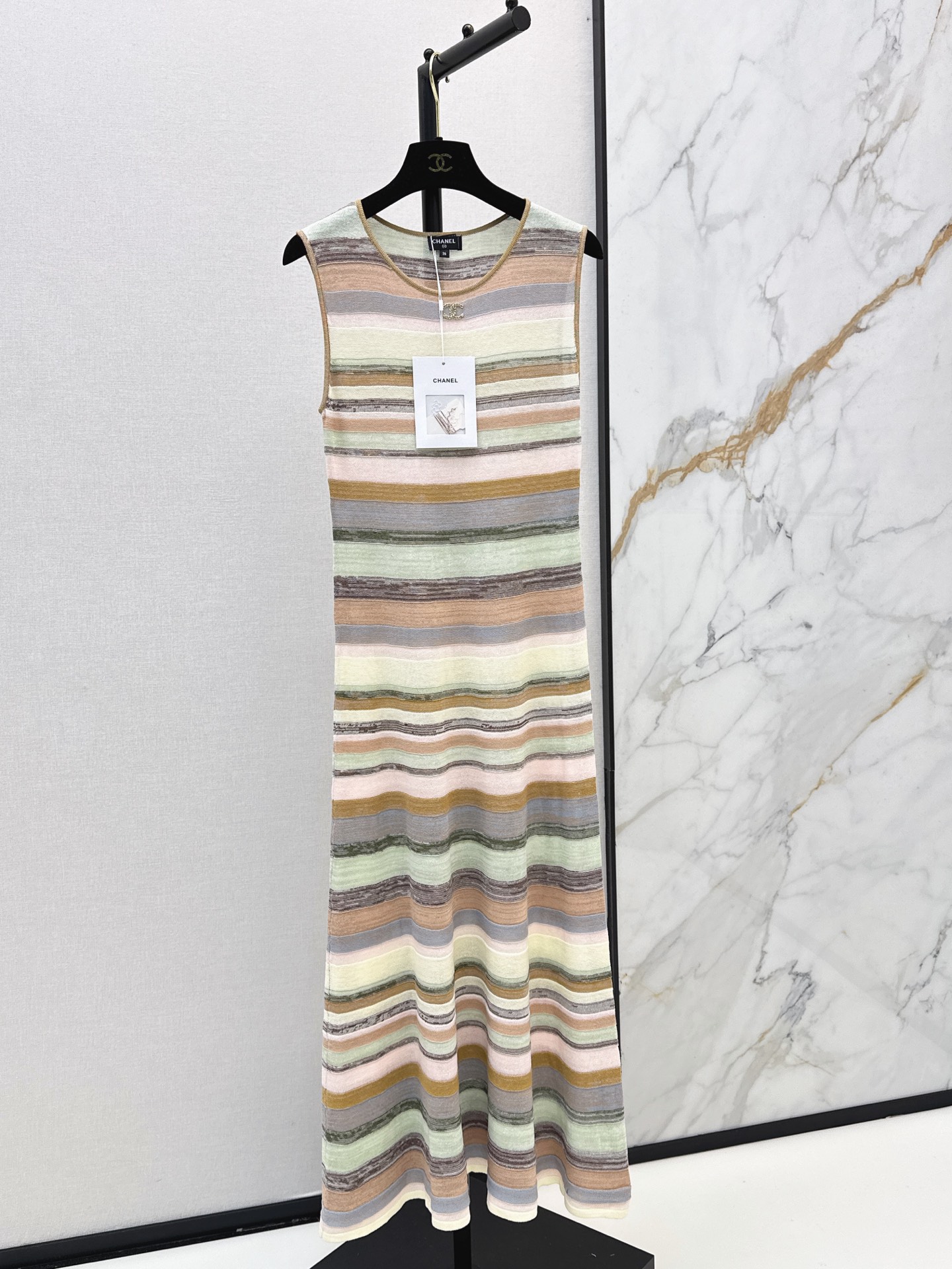 NO:878634,C Home 26Ss————The latest striped knitted long dress for spring and summer adopts multi-color gradient design. The macaron color system has a spring atmosphere. Round neck + sleeveless + slim-fitting mid-length style. Elegant and flattering. The knitted fabric has good elasticity. Comfortable and breathable to wear. A must-have for spring and summer. The striped element is classic and versatile. It can be easily worn for daily commuting and holiday gatherings. Pair it with white shoes or chain bags. Easily get a fashionable look. Available in one color. sml,,chanel,skirts,19860909C家 26Ss————春夏最新款条纹针织长款连衣裙采用多色渐变设计 马卡龙色系超有春日氛围感 圆领+无袖+修身中长款 优雅又显身材 针织面料弹性好 穿着舒适透气 春夏必备 条纹元素经典百搭 日常通勤度假聚会都能轻松驾驭 搭配小白鞋或链条包 轻松get时髦造型 一色现货发售 sml,,chanel,skirts,,Women's clothing