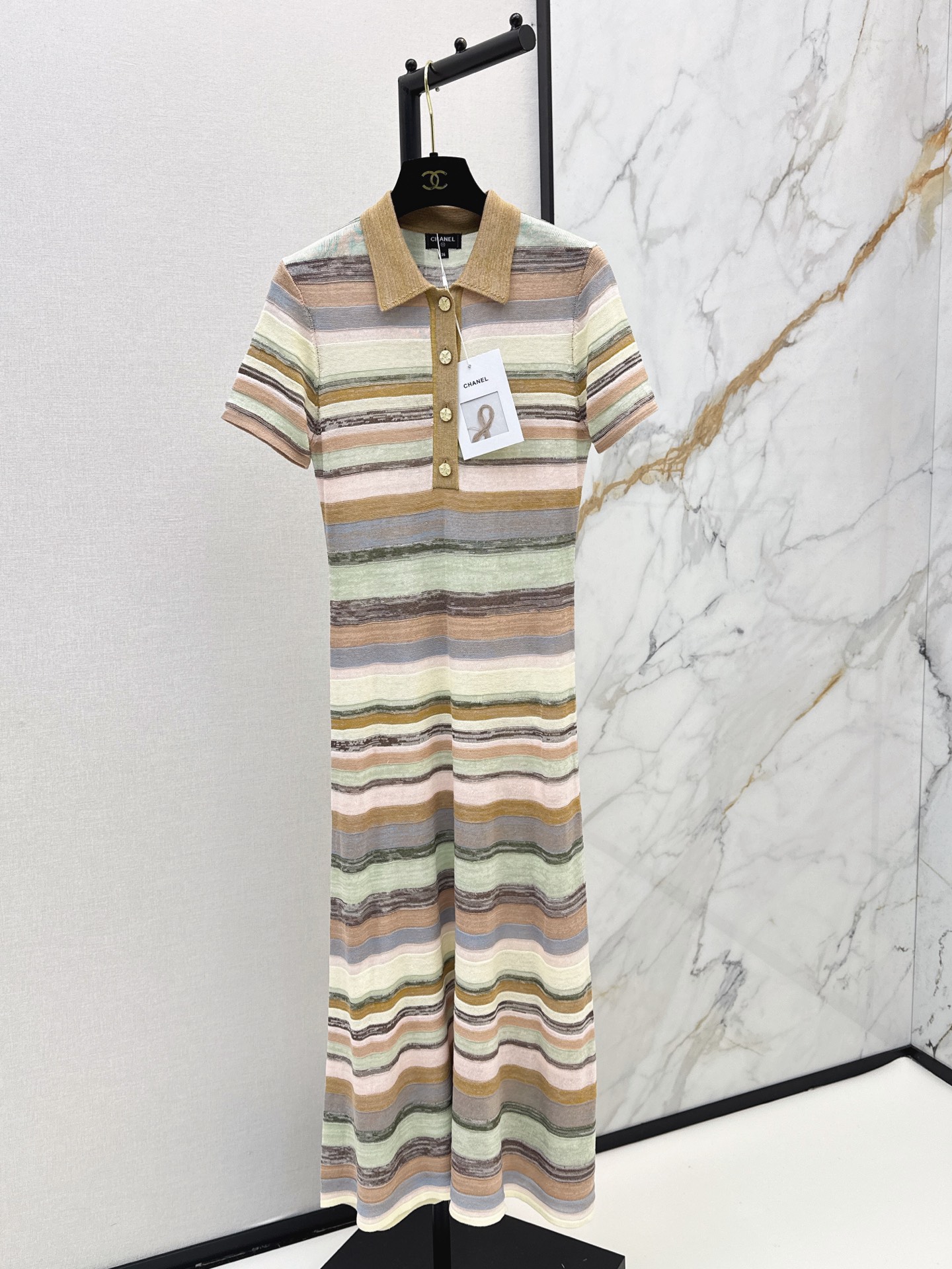 NO:878636,C Home 26Ss————The latest spring and summer long striped dress with contrasting lapels adopts a multi-color gradient design. The macaron color system has a spring atmosphere. Polo collar + short sleeves + slim mid-length style. Elegant and flattering. The knitted fabric has good elasticity. It is comfortable and breathable to wear. A must-have for spring and summer. One color ready for sale sml, chanel, skirts, T-shirt,19860909C家 26Ss————春夏最新款撞色翻领长款条纹连衣裙采用多色渐变设计 马卡龙色系超有春日氛围感 Polo领+短袖+修身中长款 优雅又显身材 针织面料弹性好 穿着舒适透气 春夏必备 一色现货发售sml,,chanel,skirts,T-shirt,,Women's clothing