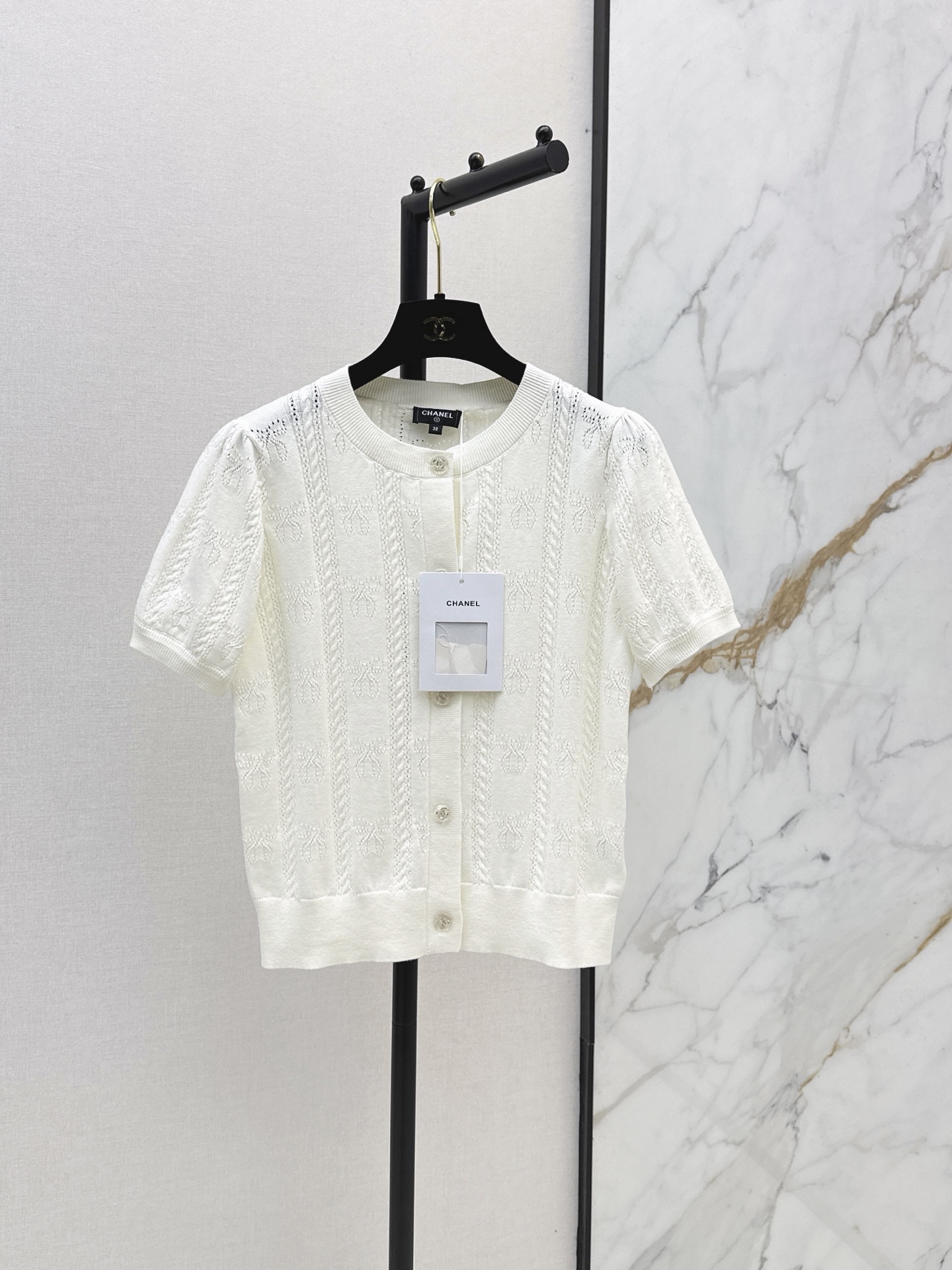 NO:878639,C Home 26Ss————The latest three-dimensional woven short-sleeved knitted cardigan for spring and summer is very suitable for spring wear. The tailoring makes you taller and slimmer. The button details are French-style and elegant. It can be easily used for commuting and leisure. It goes well with jeans or skirts. It is a versatile item for spring and summer. One color is available for sale sml, chanel, skirts, jeans, T-shirt,19860909C家 26Ss————春夏最新款立体提织短袖针织开衫春日穿搭超适合 剪裁显高显瘦 纽扣细节 法式小香风优雅气质满分 通勤休闲都能轻 松驾驭 搭配牛仔裤或裙装都很出彩 是春夏百搭神器 一色现货发售sml,,chanel,skirts,jeans,T-shirt,,Women's clothing