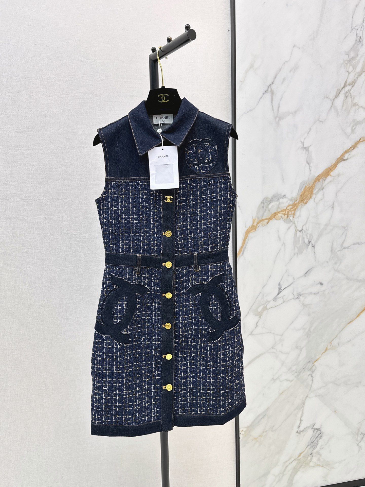 NO:878645,Classic little fragrance C Home 26Ss————The latest spring and summer denim series dress with splicing design of woven fabrics can be combined and matched at will. It is the perfect eye-catcher. It is a must-have for daily use. Classic double C pattern decoration. Details are online. Made of original color denim fabric. Matched with woven fabrics of the same color. Design sense online. One color ready for sale sml,,chanel,skirts,19860909经典小香风 C家 26Ss————春夏最新款编织面料拼接设计牛仔系列连衣裙可以随意组合搭配 妥妥吸睛王 日常时必备款 经典双C图案装饰 细节在线 采用原色牛仔面料 搭配同色系编织面料 设计感在线 一色现货发售sml,,chanel,skirts,,Women's clothing