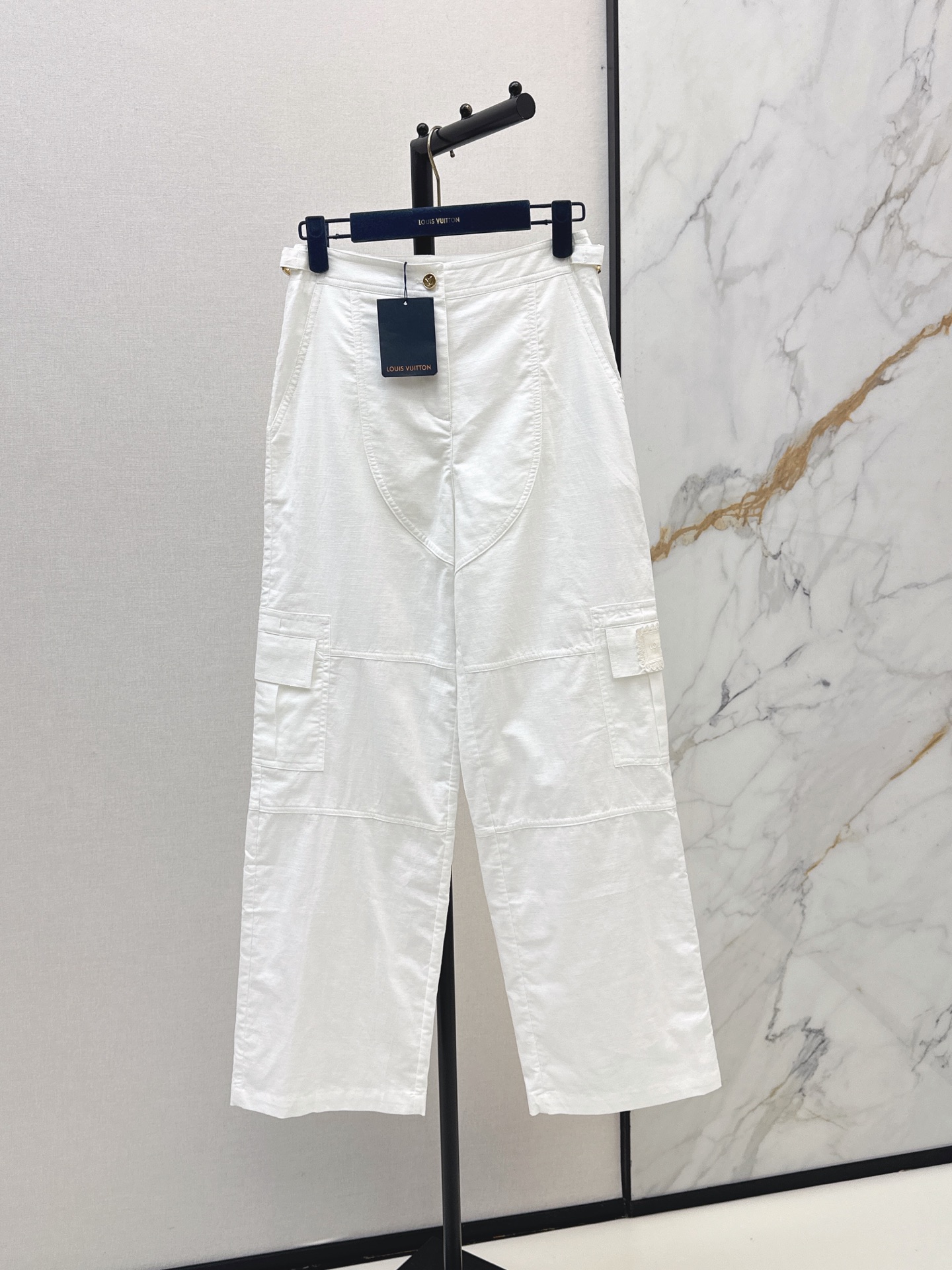 NO:878654,L's 26Ss————The latest spring and summer work style cotton and linen straight-leg pants, sweet and cool, suitable for age-reducing wear. Logo patch embroidery. Metal buckle decoration is handsome and fashionable. The version is versatile and slim. Recommended to match. Two colors available for sale sml,, louis vuitton,19860909L家 26Ss————春夏最新款工装风棉麻直筒裤甜酷兼备减龄穿搭 徽标贴布绣花 金属扣装饰帅气又时髦 版型不挑人百搭又显瘦 推荐一套搭配 两色现货发售sml,,louis vuitton,,Women's clothing