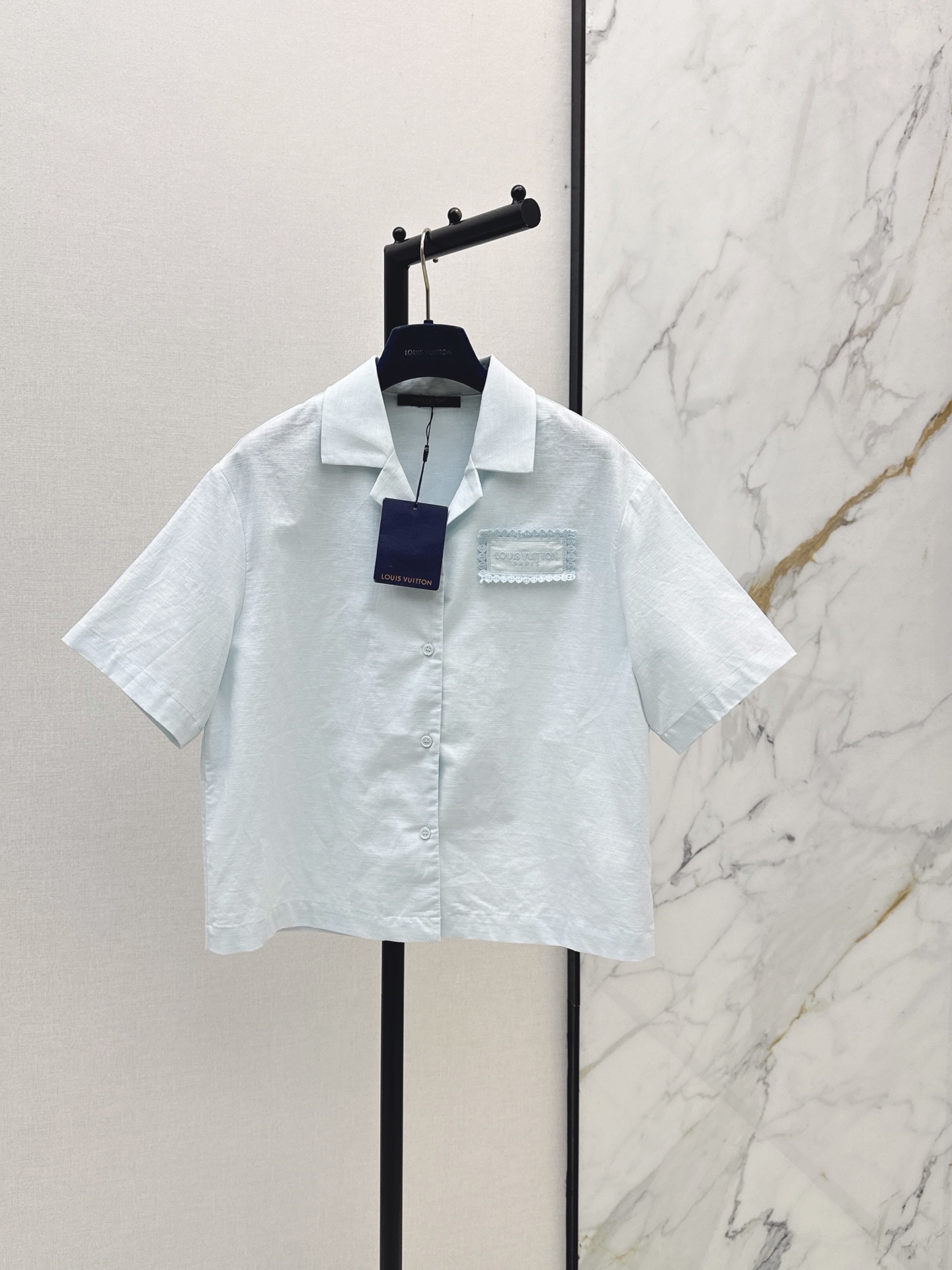 NO:878657,L Family 26Ss————The latest spring and summer loose short-sleeved cotton and linen shirts are sweet and cool for age-reducing wear. The logo patch embroidery decoration is simple and exquisite. The style is not picky, versatile and slim. Recommended to match. Two colors available for sale sml,, louis vuitton, shirts, T-shirt,19860909L家 26Ss————春夏最新款宽松短袖棉麻衬衫甜酷兼备减龄穿搭 徽标贴布绣花装饰简约精致 版型不挑人百搭又显瘦 推荐一套搭配 两色现货发售sml,,louis vuitton,shirts,T-shirt,,Women's clothing