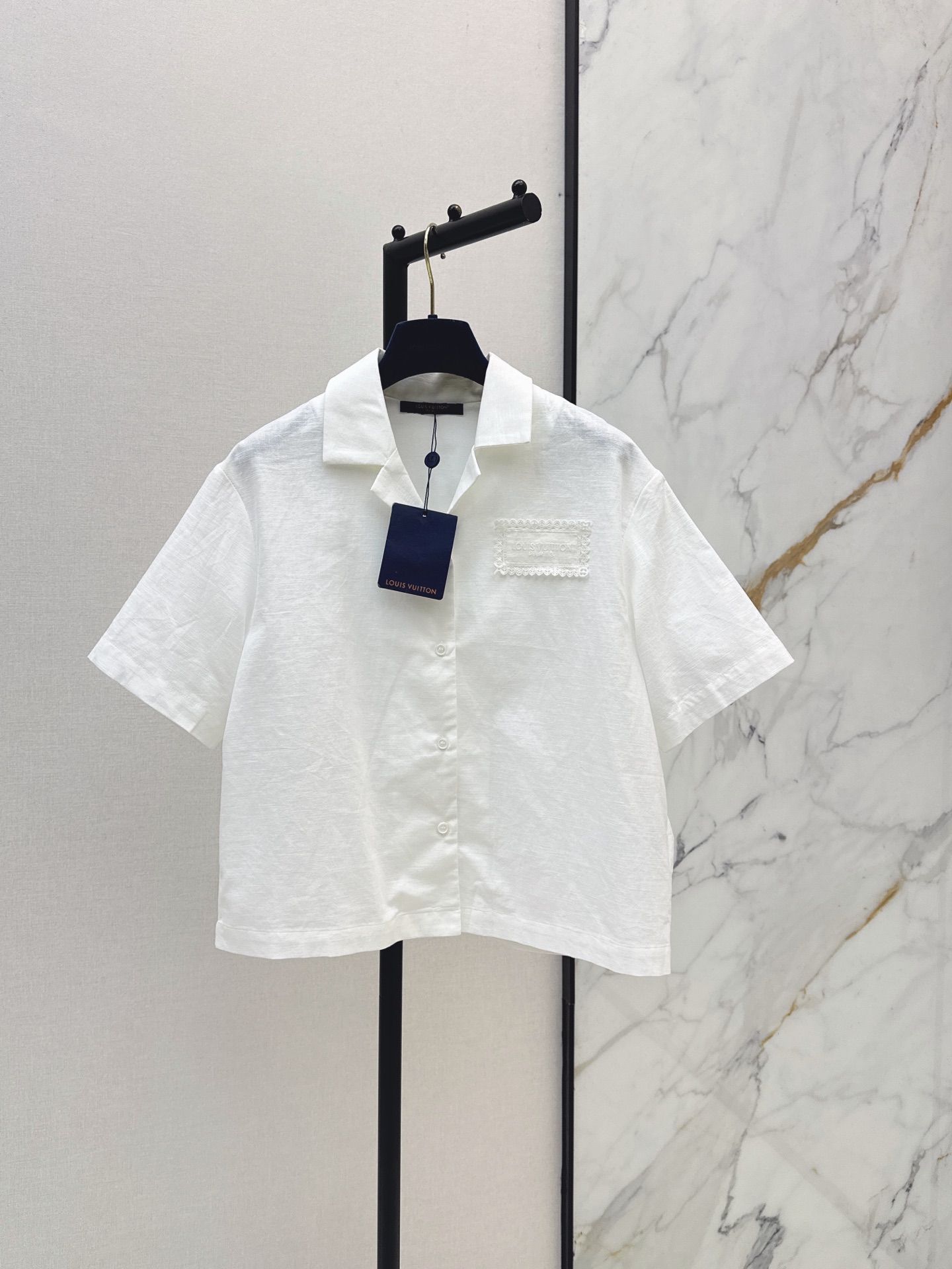 NO:878660,L Family 26Ss————The latest spring and summer loose short-sleeved cotton and linen shirts are sweet and cool for age-reducing wear. The logo patch embroidery decoration is simple and exquisite. The style is not picky, versatile and slim. Recommended to match. Two colors available for sale sml,, louis vuitton, shirts, T-shirt,19860909L家 26Ss————春夏最新款宽松短袖棉麻衬衫甜酷兼备减龄穿搭 徽标贴布绣花装饰简约精致 版型不挑人百搭又显瘦 推荐一套搭配 两色现货发售sml,,louis vuitton,shirts,T-shirt,,Women's clothing