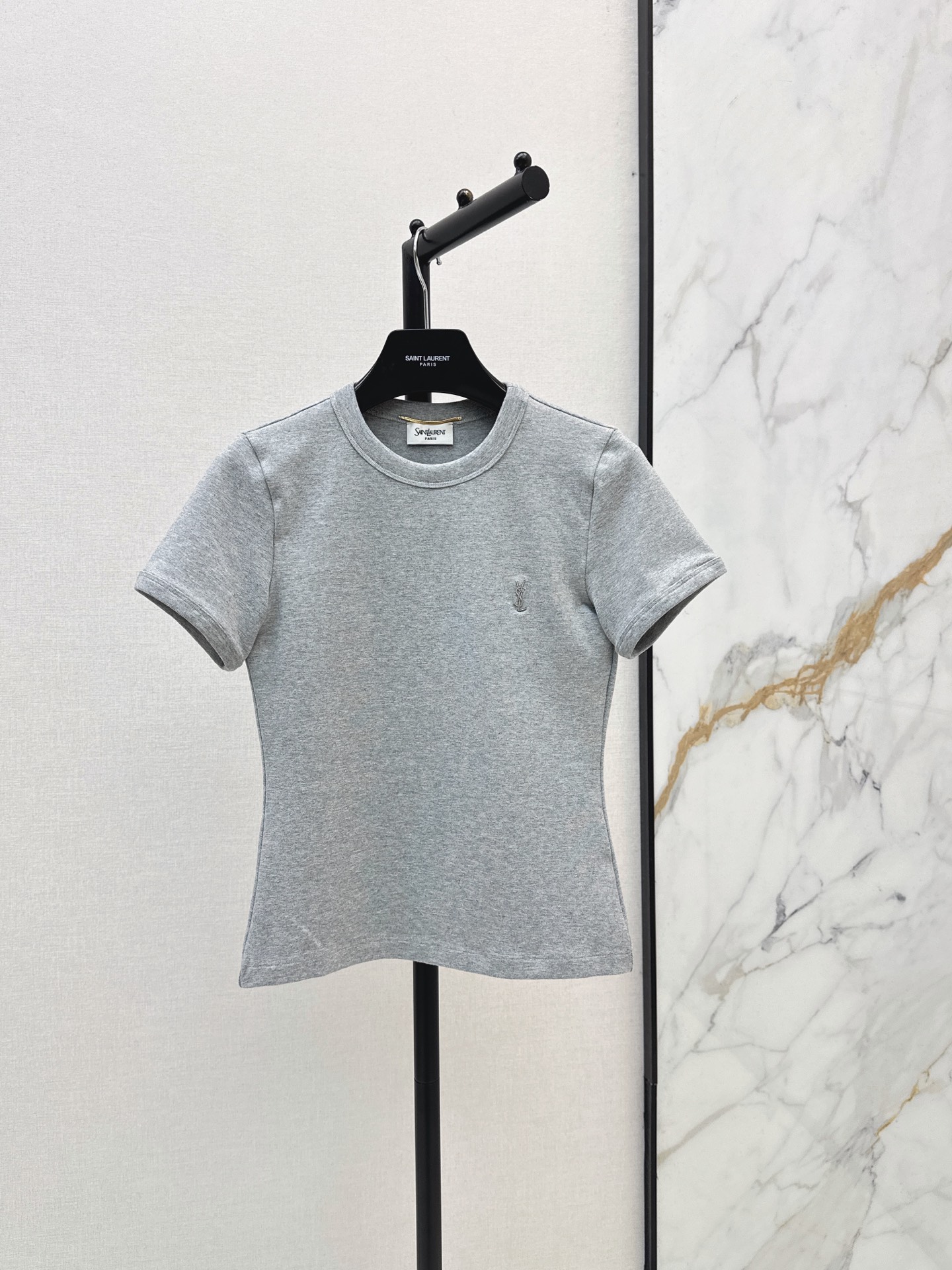 NO:878666,SLP 26Ss————The latest spring and summer versatile small logo embroidered T-shirt. A versatile and easy-to-wear T-shirt. Slim-fitting version. No matter what body shape you are, you can hide your body and look slimmer. Wear it in Korean girl group style. Both white and light gray are versatile. Small logo embroidery embellishment on the chest. Two colors are available for sale now. SML, loro piana, tees, t-shirt,19860909SLP 26Ss————春夏最新款百搭小logo刺绣T恤 百搭好穿的T恤 修身合体的版型 不管是什么身材都可以藏肉显瘦 穿出韩系女团风 白色和浅灰色都很百搭 胸前小logo刺绣点缀 两色现货发售sml,,loro piana,tees，t-shirt,,Women's clothing