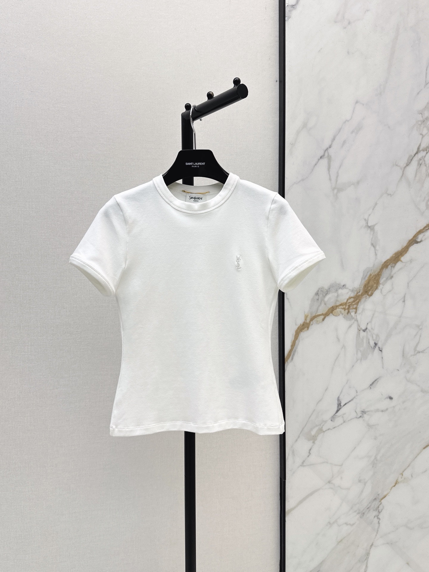 NO:878640,190SL 26Ss————The latest spring and summer versatile T-shirt with small logo embroidery. A versatile and easy-to-wear T-shirt. Slim-fitting version. No matter what body type you are, you can hide your body and look slimmer. Wear it in Korean girl group style. Both white and light gray are versatile. Small logo embroidery embellishment on the chest. Two colors are available for sale now: sml, loro piana, tees, t-shirt,19860909190SL 26Ss————春夏最新款百搭小logo刺绣T恤 百搭好穿的T恤 修身合体的版型 不管是什么身材都可以藏肉显瘦 穿出韩系女团风 白色和浅灰色都很百搭 胸前小logo刺绣点缀 两色现货发售sml,,loro piana,tees，t-shirt,,Women's clothing
