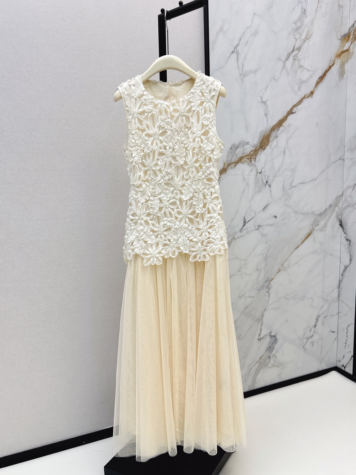NO:878649,Fashionable niche design 26Ss - the latest spring and summer lace beaded mesh long dress. It is just like the Korean drama heroine's outfit. It's so gentle. The apricot color is embroidered with lace flowers, mixed with sequins and mesh. It's gentle to the core. It's not exaggerated for daily wear. The relaxed atmosphere of the Korean heroine. Isseok ready for sale sml,,skirts,19860909时髦小众设计 26Ss————春夏最新款蕾丝珠片网纱长款连衣裙 简直是韩剧女主穿搭啊～温柔爆了 奶杏色的色系 蕾丝花朵刺绣 夹杂着珠片 与网纱的拼接组合 温柔到骨子里 日常穿完全不夸张 韩系女主的松弛氛围感 一色现货发售sml,,skirts,,Women's clothing