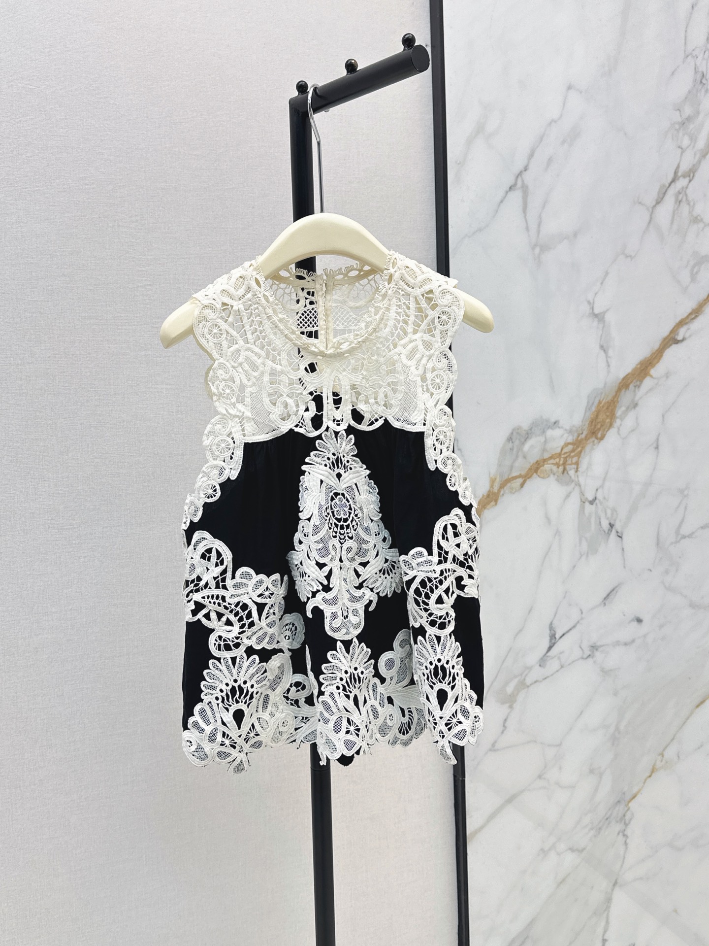 NO:878652,Fashionable niche design 26Ss - the latest spring and summer lace splicing contrasting embroidered vest. Haute couture heavy-duty lace customization~very French style at first glance~exquisite embroidery is elegant and romantic. Suitable for summer travel~a must-have for details. It focuses on a retro aesthetic. People who like unique designs can wear it with their eyes closed. It is very relaxed when paired with skirts and loose trousers. One color ready for sale sml,,skirts,19860909时髦小众设计 26Ss———春夏最新款花边拼接撞色刺绣背心 高定重工蕾丝定制～一眼就很重法式感拉满～精致刺绣优雅浪漫 夏季出行超合适～细节控必入 主打一个复古美学 喜欢独特设计的闭眼入 搭配半裙宽松裤子都很松弛度假 一色现货发售sml,,skirts,,Women's clothing