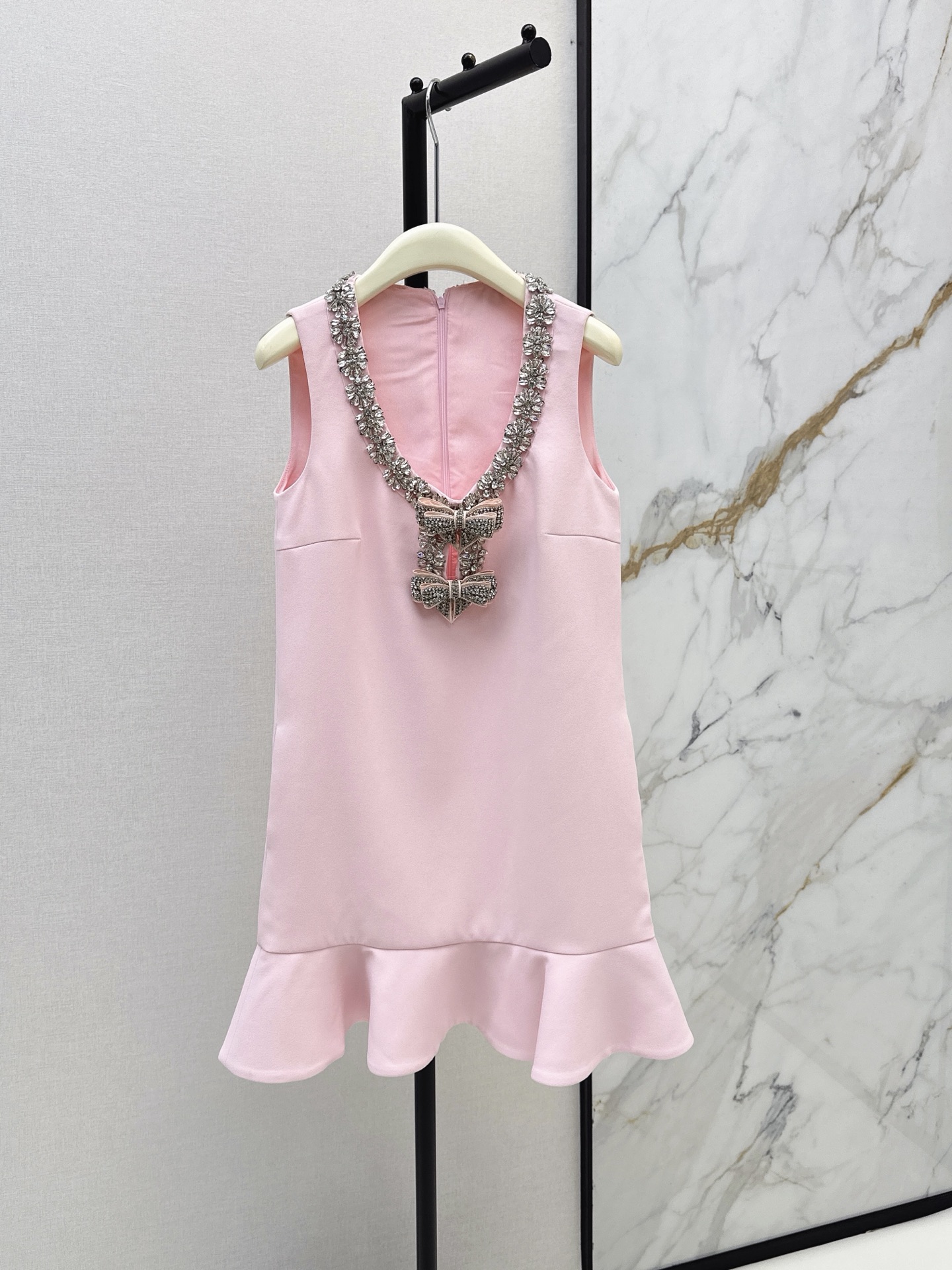 NO:878664,SP 26Ss - the latest spring and summer cherry blossom pink heavy-duty rhinestone bow sleeveless dress with ruffle design that is more delicate and smart. The cherry blossom pink color comes with a gentle soft light filter. The neckline is inlaid with a circle of diamond chains. Two heavy-duty rhinestone bows are dotted in the middle, which adds a touch of carefulness. The blingbling details make the whole dress full of elegance. One color ready for sale sml,,skirts,19860909SP 26Ss———春夏最新款樱花粉重工水钻蝴蝶结无袖连衣裙荷叶边设计多了几分娇俏灵动 樱花粉色系自带温柔柔光滤镜 领口镶嵌了一圈满钻链条 中间点缀着两颗重工水钻蝴蝶结增添了一丝小心机blingbling的细节让整件裙子贵气感拉满 一色现货发售sml,,skirts,,Women's clothing
