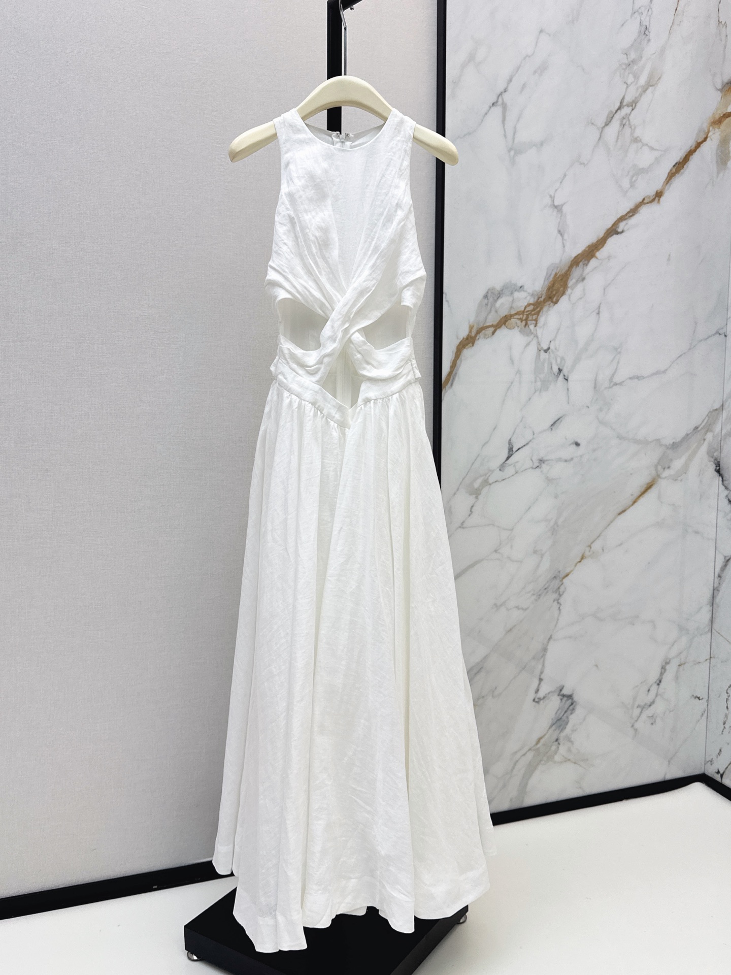 NO:878655,Zim 26Ss————The latest spring and summer South French holiday cross hollow twist waist sleeveless waist dress. It exposes the skin just right and shows off the shoulders and neck lines and the delicate waist and abdomen. The white color is like a white moonlight goddess skirt + the high saturation red is super white. The drape of the skirt is great. It is elegant and flexible when moving. It is suitable for daily dates, holiday afternoon tea, small parties and other occasions. Two colors are available for sale smlxl,,skirts,19860909Zim 26Ss————春夏最新款南法假日交叉镂空扭结露腰无袖收腰连衣裙 恰到好处地露肤 把肩颈线条和腰腹的小精致都展现出来 白色简直是白月光女神裙+高饱和度的正红色超显白 裙摆的垂坠感超棒 走动起来飘逸又灵动 适配日常约会度假下午茶小型派对等多种场合 两色现货发售smlxl,,skirts,,Women's clothing