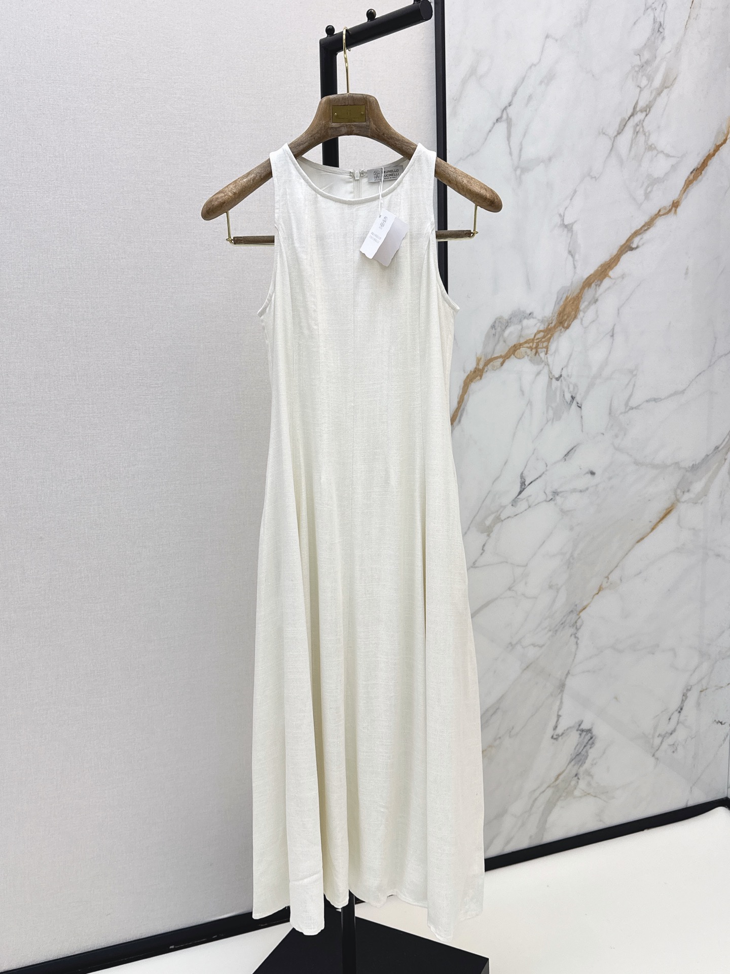 NO:878661,Bc 26Ss————The latest spring and summer minimalist style sleeveless little white dress. Custom textured linen fabric with delicate natural texture. The round neck and hanging shoulder version neatly modify the shoulder and neck lines. The three-dimensional pleated tailoring quietly optimizes the body shape. The large draped skirt is smart and elegant. The low saturated white is suitable for the minimalist old money style and relaxed holiday style. One color ready for sale smlxl,,skirts,19860909Bc 26Ss————春夏最新款夏日极简风无袖小白裙连衣裙 定制肌理亚麻面料自带细腻天然肌理 圆领挂肩版型利落修饰肩颈线条 立体收褶剪裁悄悄优化身形 大摆垂坠裙摆灵动飘逸 低饱和的素净白色 极简老钱风松弛度假风都很合适 一色现货发售smlxl,,skirts,,Women's clothing