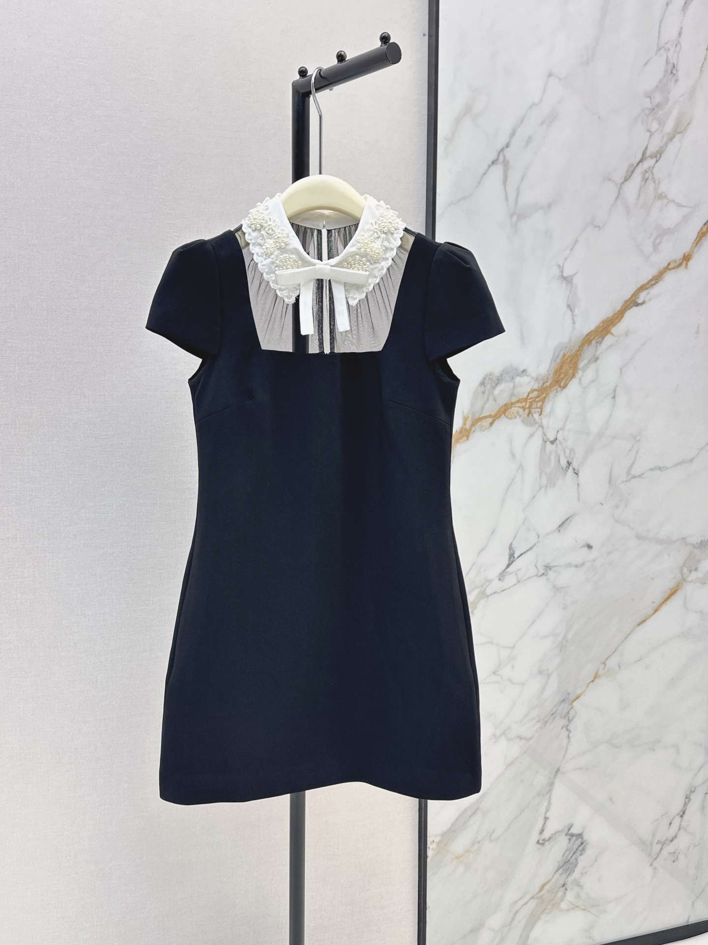 NO:878641,SP 26Ss————The latest Hepburn-style black short-sleeved dress with contrasting lapels and beaded bows for spring and summer directly hits the aesthetic point. The classic black bottom with white bow lapels has just the right balance of sweetness and coolness. The contrasting color design instantly makes the basic black skirt feel mediocre. The mesh splicing of the neckline is a little sexy and the bow adds a bit of girliness. One color ready for sale smlxl, skirts, T-shirt,19860909SP 26Ss————春夏最新款赫本风撞色翻领钉珠蝴蝶结黑色短袖短款连衣裙 直接戳中审美 经典黑底搭配白色蝴蝶结翻领 甜酷平衡得刚刚好 撞色设计瞬间让基础款黑裙跳出平庸感 领口网纱拼接带点小性感 蝴蝶结又添了几分少女感 一色现货发售smlxl,,skirts,T-shirt,,Women's clothing