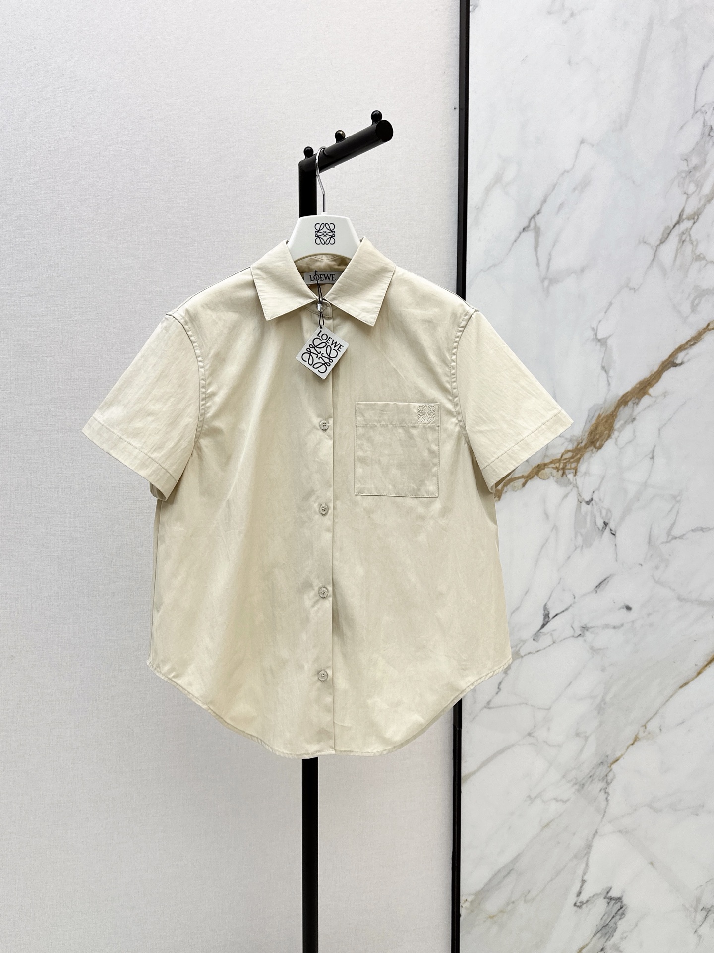 NO:878644,Loe 26Ss - the latest spring and summer doll-style shirt with square pattern embroidery. Short silhouette and tailoring. Heavy square pattern embroidery details. Versatile colors. A must-have for daily outings. Casual and stylish. Can be paired with shorts or skirts. One color ready for sale sml,,loewe,skirts,shorts,shirts,19860909Loe 26Ss————春夏最新款方形图案刺绣娃娃款衬衫 短款廓形剪裁 重工方形图案刺绣细节 百搭色系 日常出街必备 休闲有型 随意搭配短裤或者半裙都OK 一色现货发售sml,,loewe,skirts,shorts,shirts,,Women's clothing