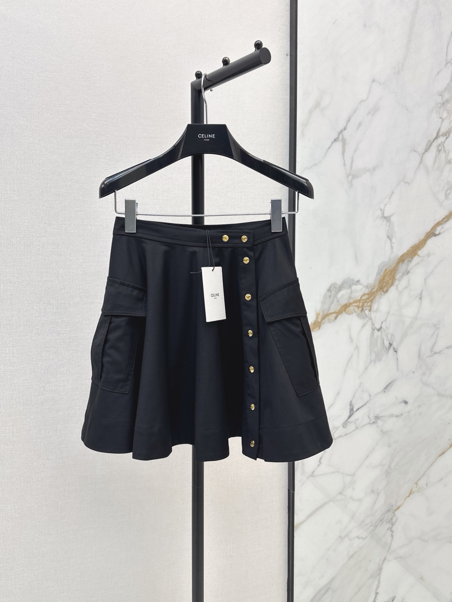 NO:878647,Ce 26Ss————The latest versatile workwear-style side-buckle short skirt for spring and summer, retro and sweet and cool. High-waisted A-line version with metal single-breasted design. The large skirt is smart and elegant, sweet or salty. The version is not picky, versatile and fashionable. Two colors are available for sale sml l,,skirts,19860909Ce 26Ss————春夏最新款百搭工装风侧扣短款半裙复古又甜酷 高腰A字版型金属单排扣设计 大裙摆灵动优雅可甜可盐 版型不挑人百搭又时髦 两色现货发售sml l,,skirts,,Women's clothing