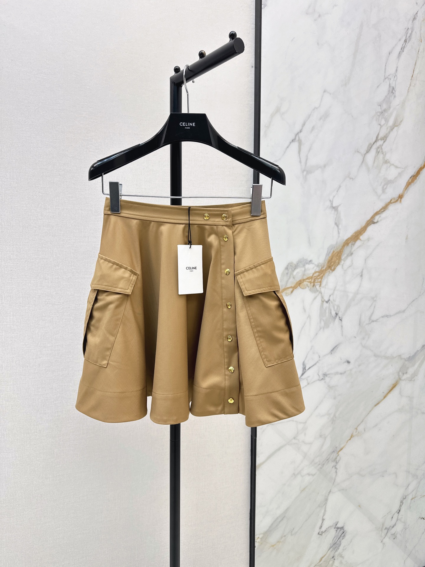 NO:878650,Ce 26Ss————The latest versatile workwear-style side-buckle short skirt for spring and summer, retro and sweet and cool. High-waisted A-line version with metal single-breasted design. The large skirt is smart and elegant, sweet or salty. The version is not picky, versatile and fashionable. Two colors are available for sale sml,,skirts,19860909Ce 26Ss————春夏最新款百搭工装风侧扣短款半裙复古又甜酷 高腰A字版型金属单排扣设计 大裙摆灵动优雅可甜可盐 版型不挑人百搭又时髦 两色现货发售sml,,skirts,,Women's clothing