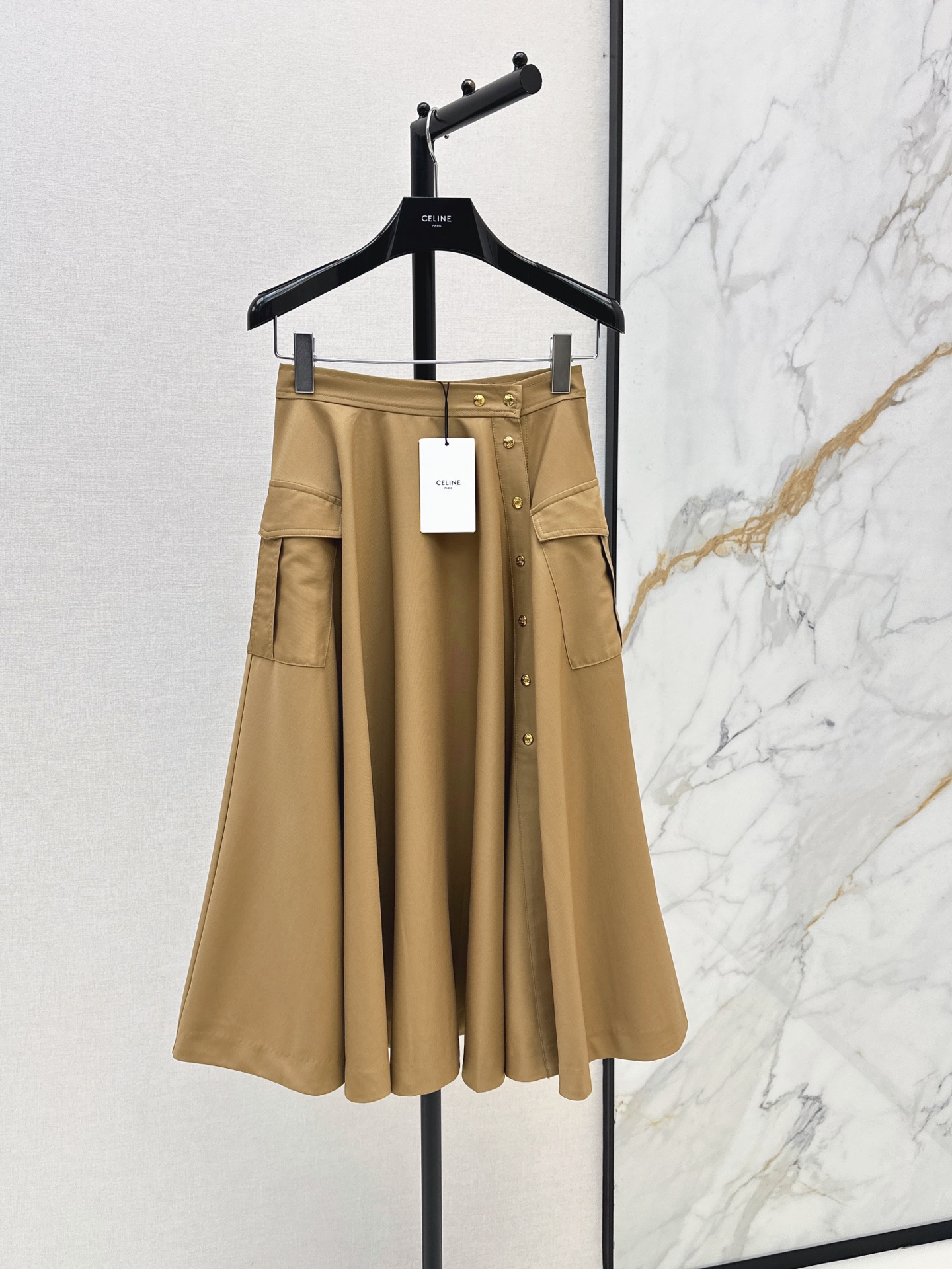 NO:878653,Ce 26Ss————The latest spring and summer versatile workwear-style side-buckle long skirt, retro and sweet and cool. High-waisted A-line version with metal single-breasted design. The large skirt is smart and elegant, sweet or salty. The version is not picky, versatile and fashionable. Two colors are available for sale sml,,skirts,19860909Ce 26Ss————春夏最新款百搭工装风侧扣长款半裙复古又甜酷 高腰A字版型金属单排扣设计 大裙摆灵动优雅可甜可盐 版型不挑人百搭又时髦 两色现货发售sml,,skirts,,Women's clothing