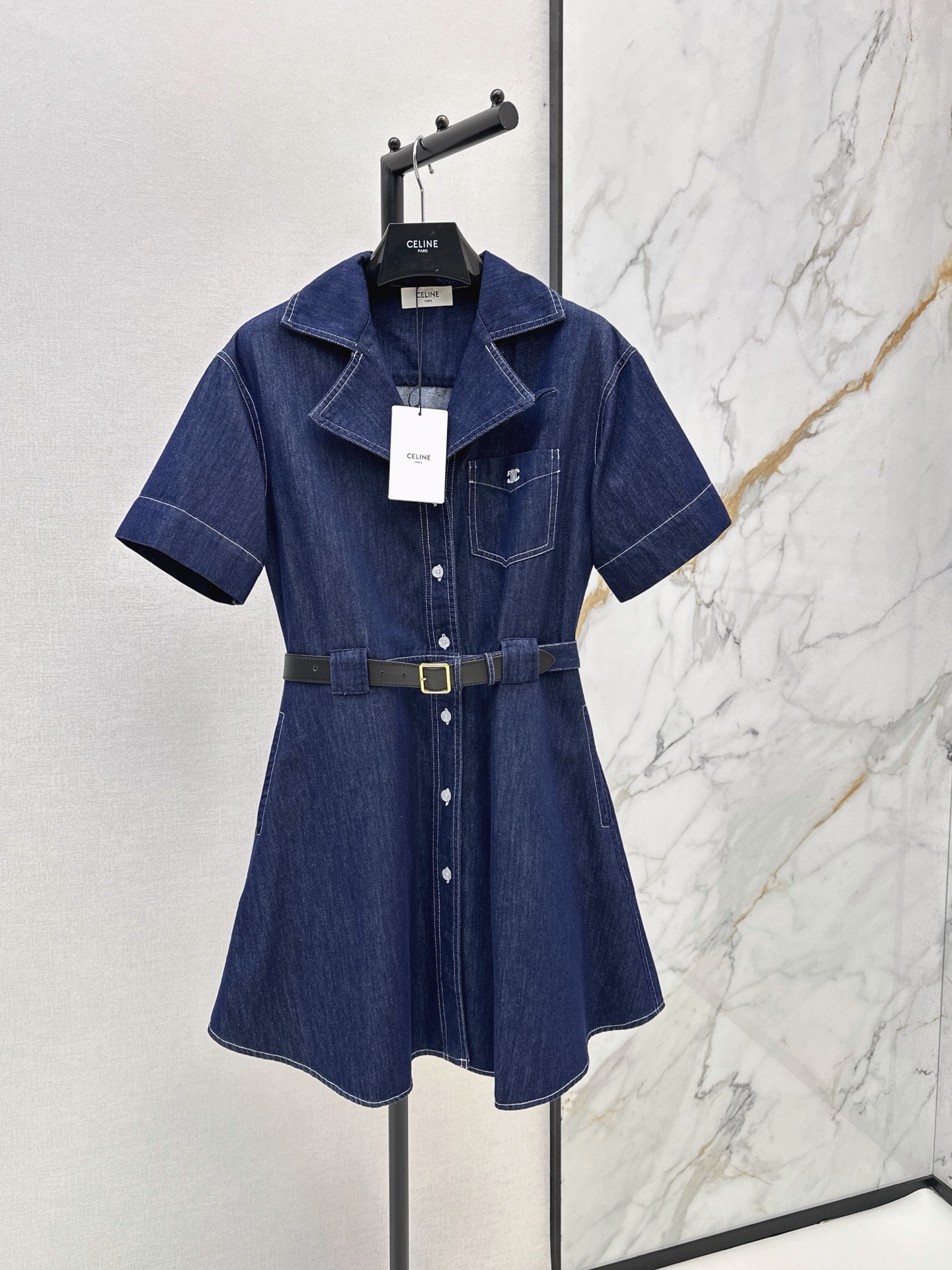 NO:878632,Ce 26Ss————The latest spring and summer denim dress with Arc de Triomphe logo embroidery, contrasting topstitching, fashionable online skirt, one-piece matching for daily outings, suit lapel design, Arc de Triomphe logo embroidered on the pocket, paired with a belt design, waist slimming, daily wear style online, one color ready for sale sml,, skirts, business suit,19860909Ce 26Ss————春夏最新款凯旋门logo刺绣牛仔连衣裙 撞色明线勾勒 时髦感在线的裙子 日常出街一件式搞定搭配 西装翻领设计 口袋上刺绣凯旋门logo 搭配了腰带设计 收腰显瘦 日常穿造型感在线 一色现货发售sml,,skirts,business suit,,Women's clothing