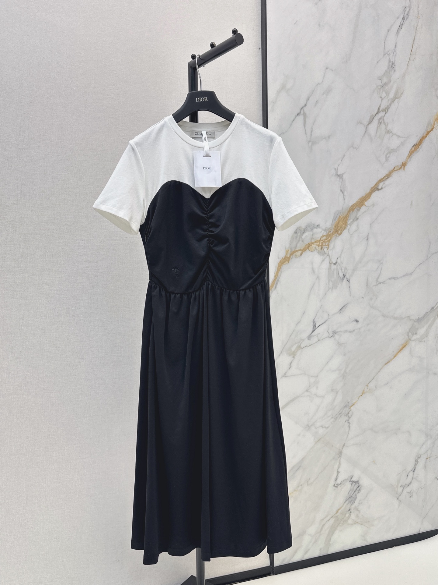 NO:878630,CD 26Ss - the latest age-reducing contrasting color splicing dress for spring and summer. Classic black and white contrasting design. Three-dimensional pleat design on the chest. Iconic design sense of bee embroidery. Fashionable and stylish with a bit of sporty style. Straight-leg version. Hidden flesh. Very easy to wear. One color ready for sale sml,,skirts,19860909CD 26Ss———春夏最新款减龄撞色拼接连衣裙 经典黑白撞色设计 胸前立体褶皱设计 蜜蜂刺绣标志性的设计感 时髦有型带一点运动风 直筒版型 藏肉非常好穿 一色现货发售sml,,skirts,,Women's clothing